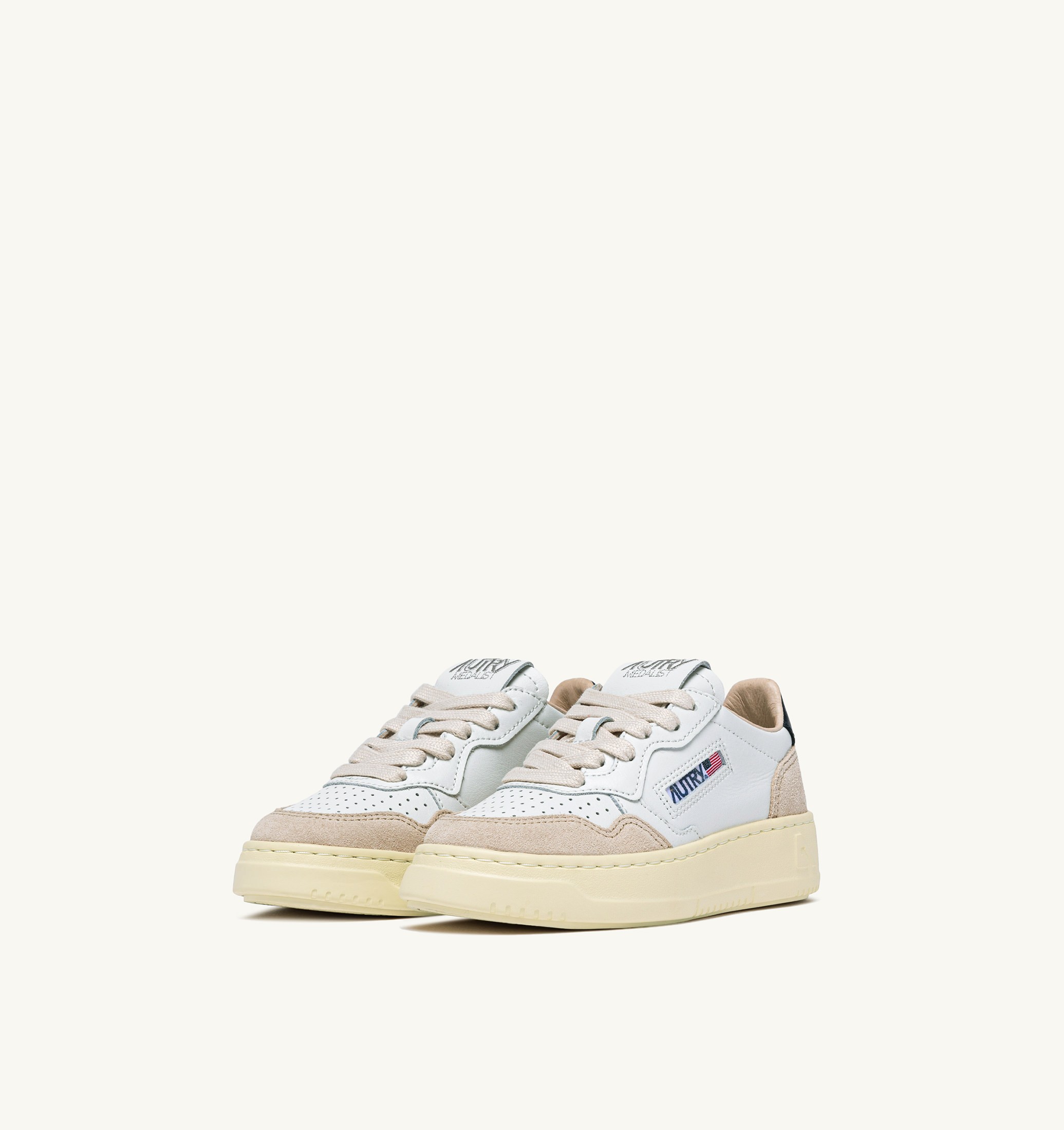 BASKETS MEDALIST KIDS LOW EN DAIM BLANC ET BLUE SPACE