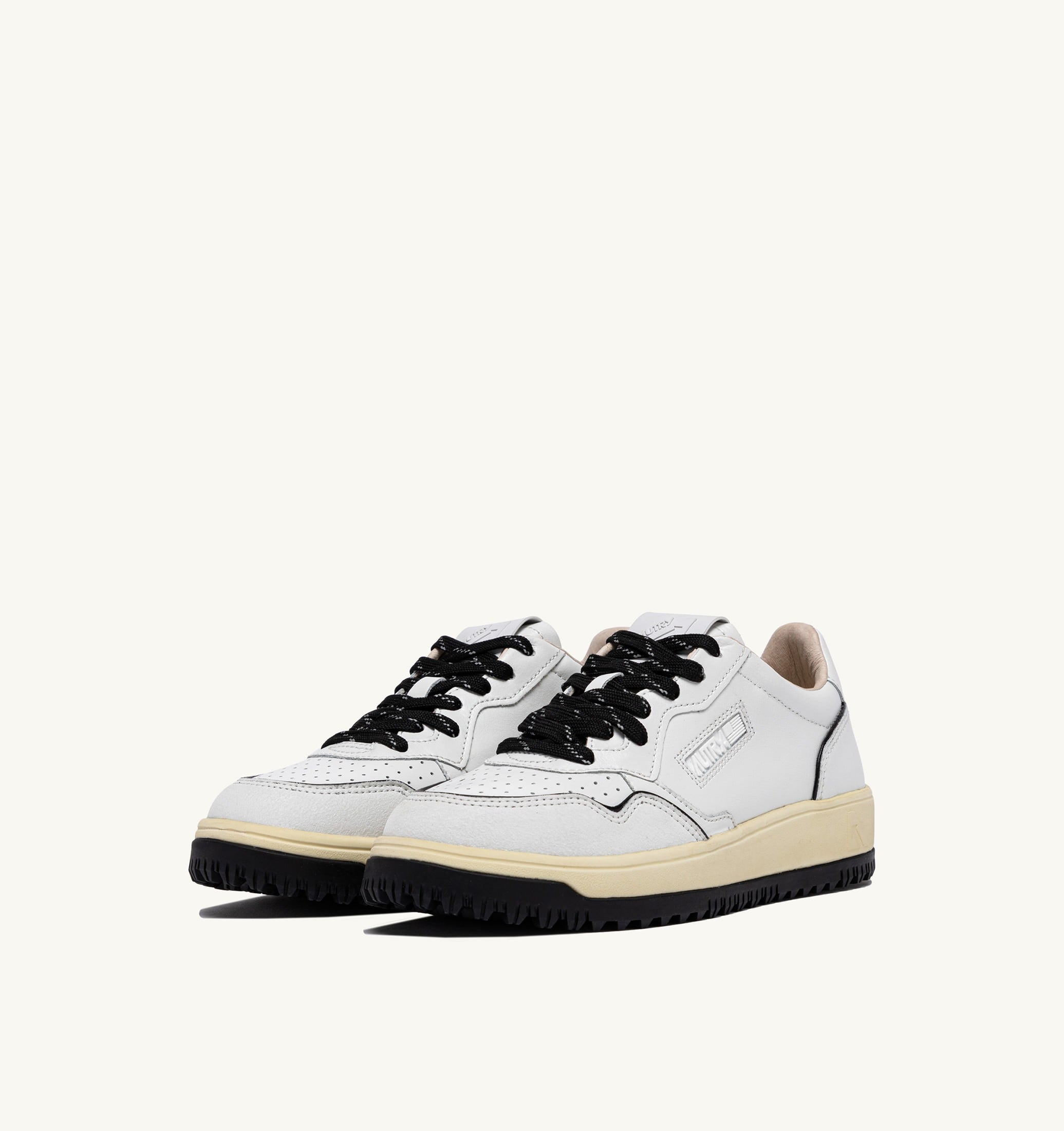 BASKETS GOLF LOW EN CUIR BLANC ET NOIR