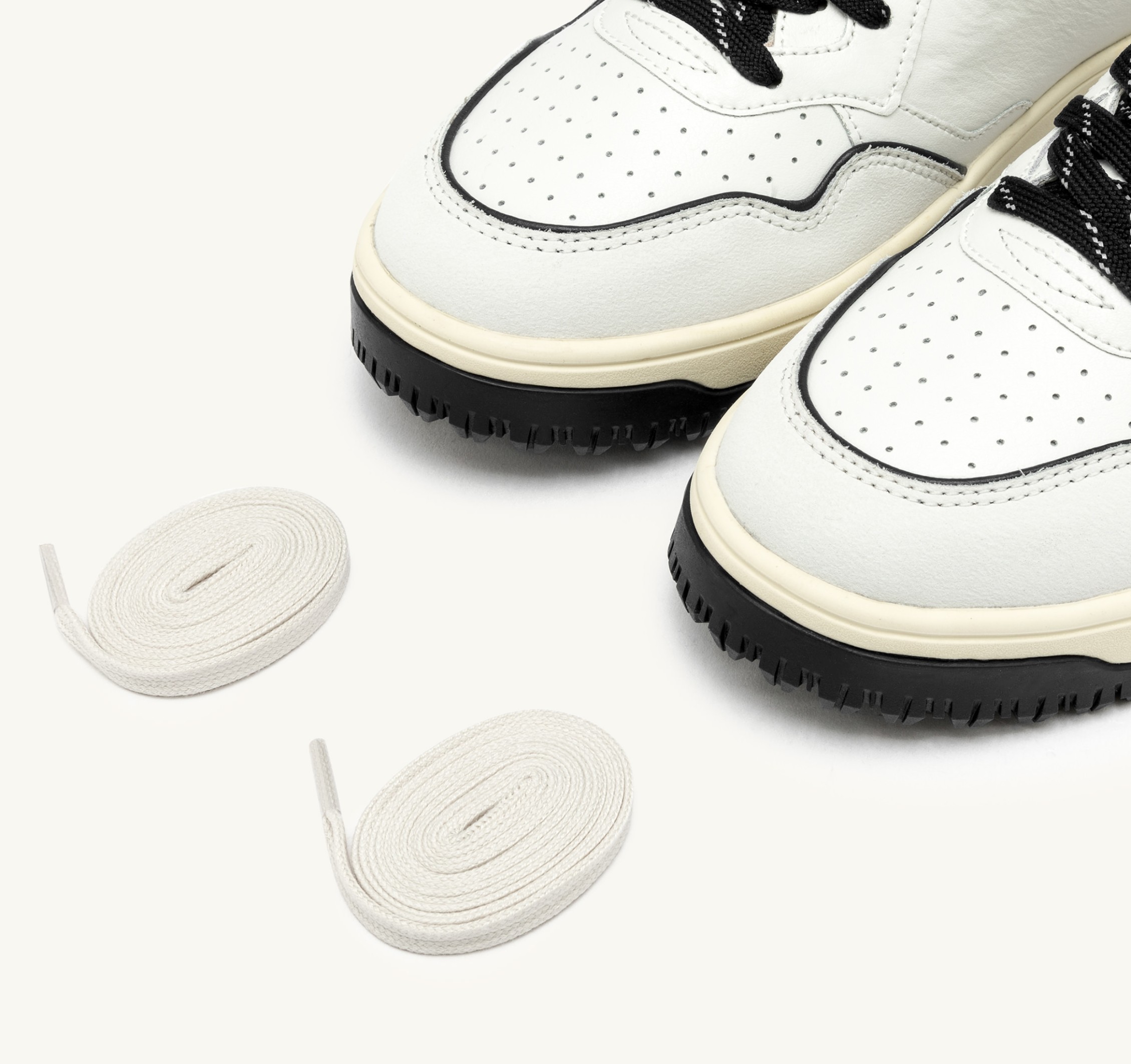 BASKETS GOLF LOW EN CUIR BLANC ET NOIR