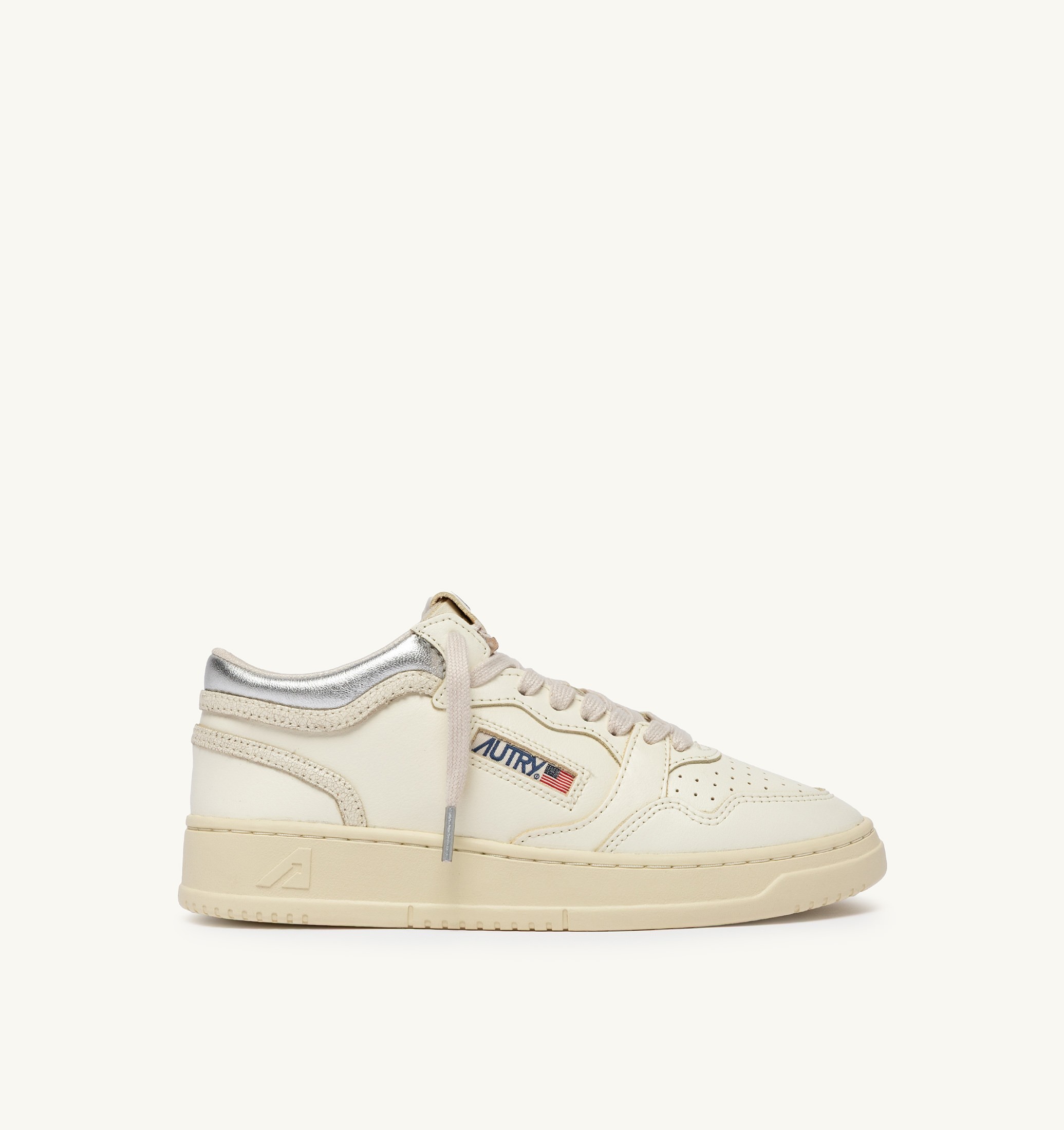 BASKETS MED-WAY EN CUIR COLORIS MARSHMALLOW ET ARGENT
