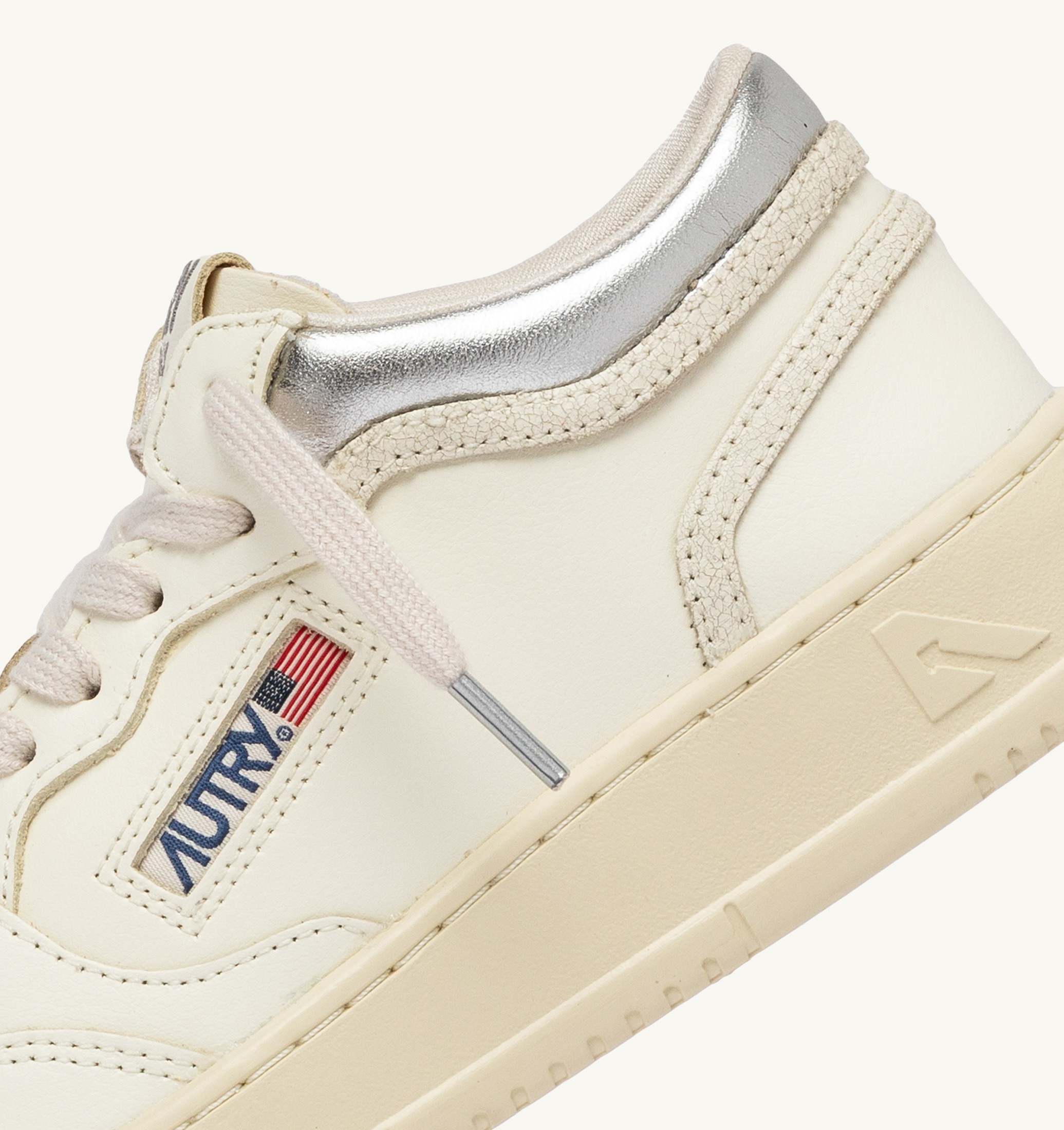 BASKETS MED-WAY EN CUIR COLORIS MARSHMALLOW ET ARGENT