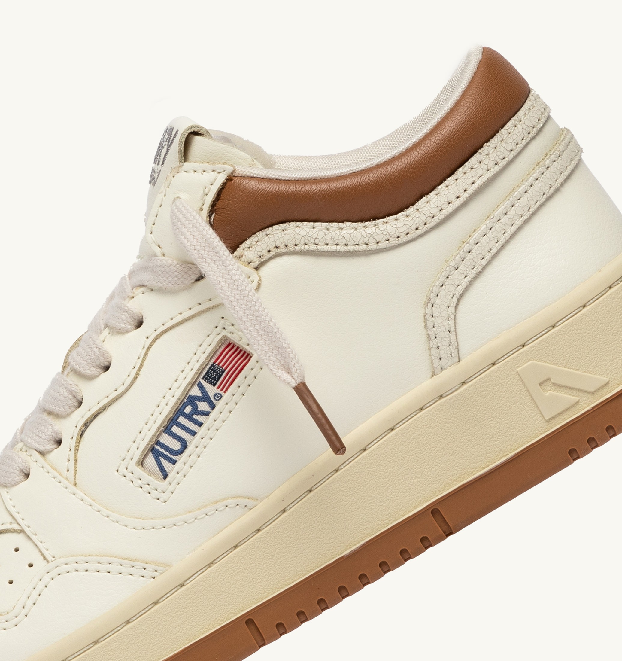BASKETS MED-WAY EN CUIR COLORIS MARSHMALLOW ET BROWN SUGAR