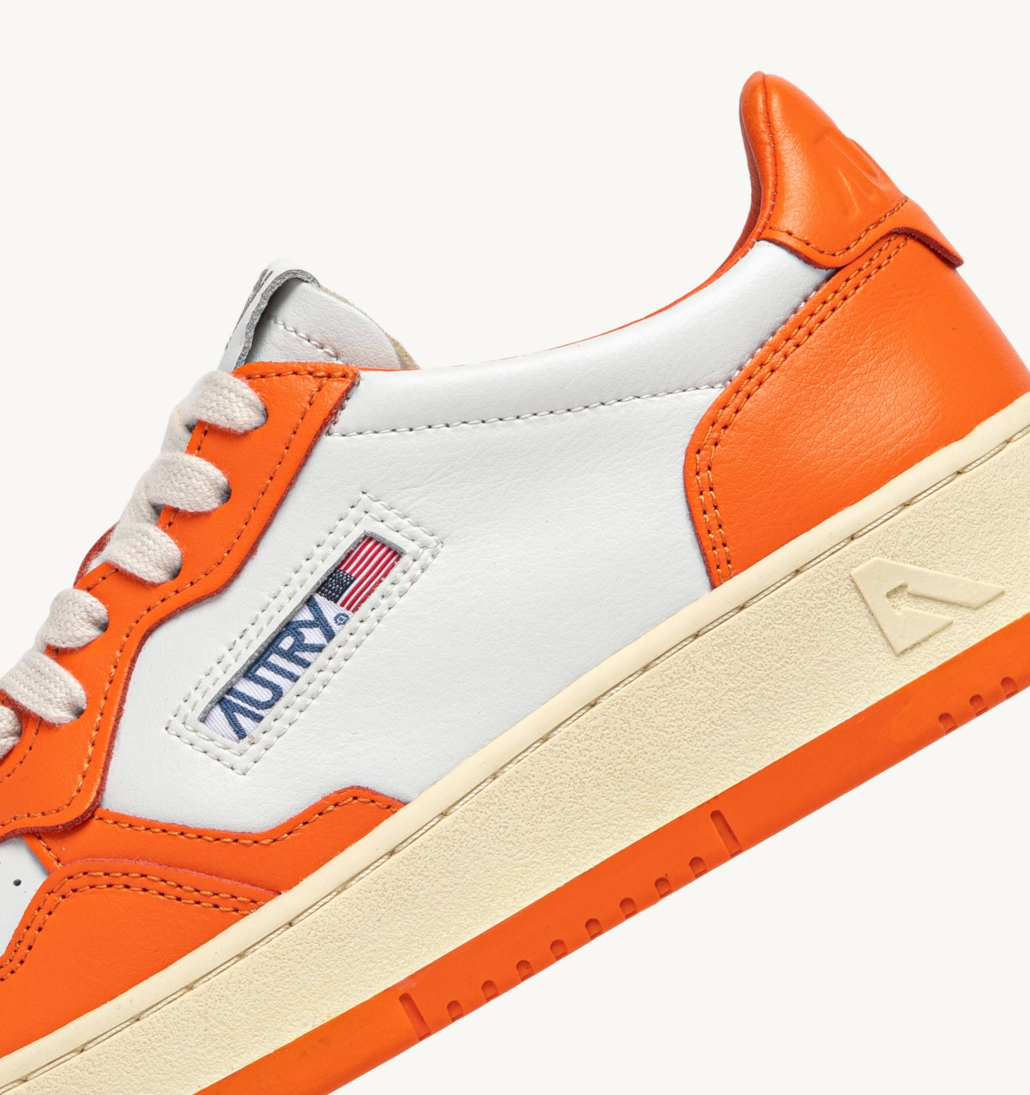 BASKETS MEDALIST LOW BICOLORE EN CUIR BLANC ET PARSIMMON ORANGE