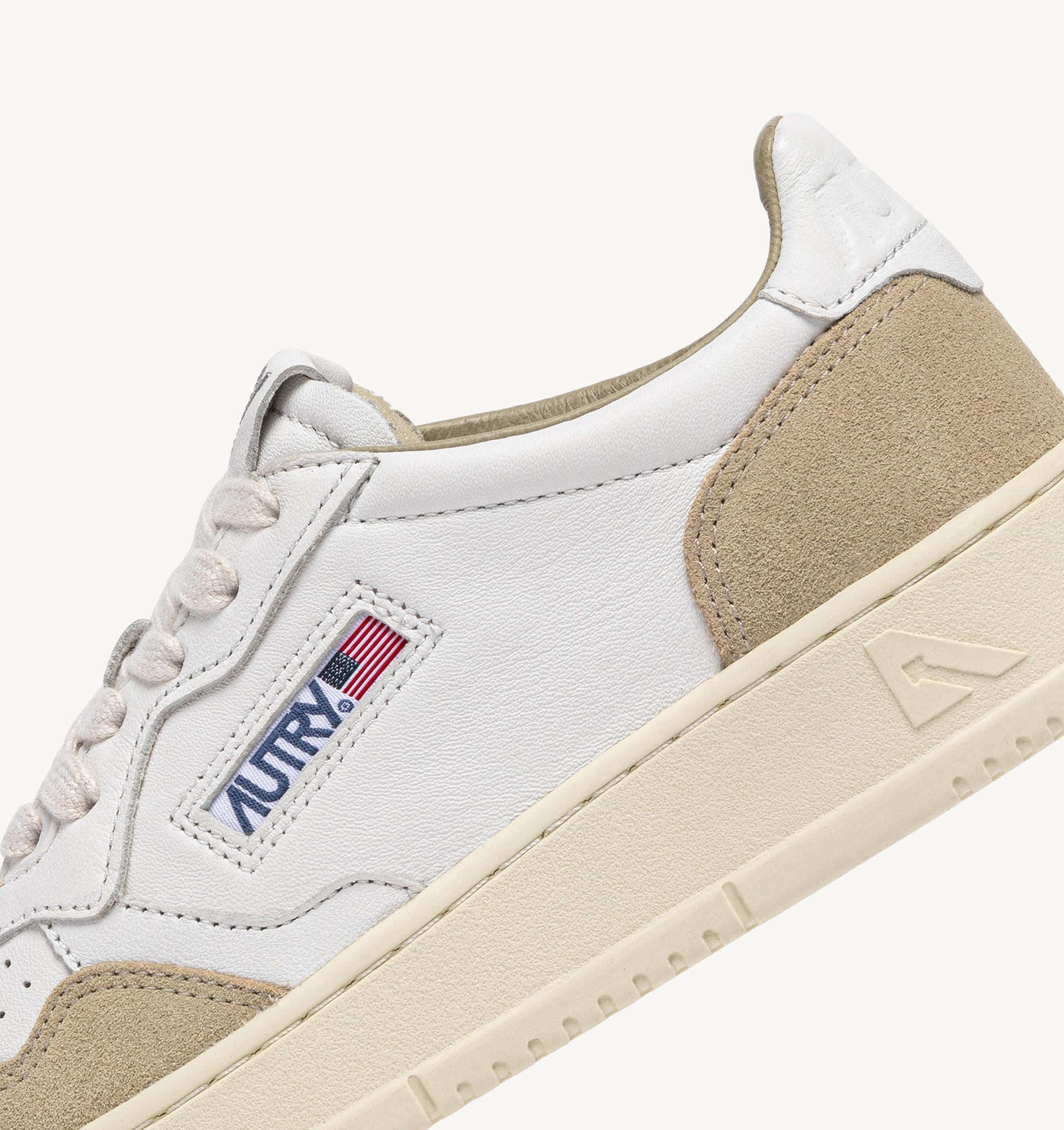 BASKETS MEDALIST LOW EN NAPPA BLANC ET DAIM SPONGE