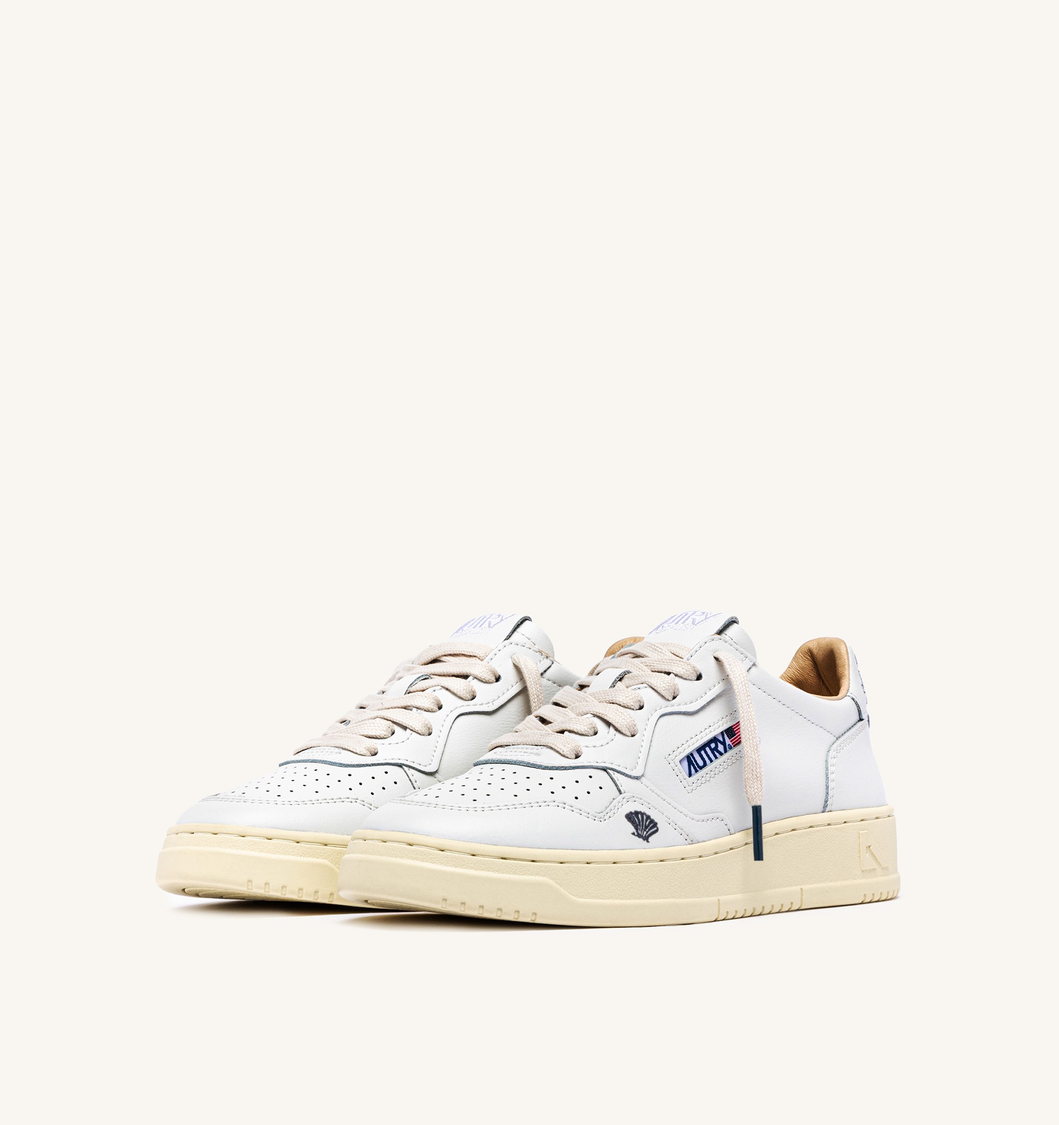 BASKETS MEDALIST LOW EN CUIR BLANC AVEC DÉTAILS SPACE BLUE