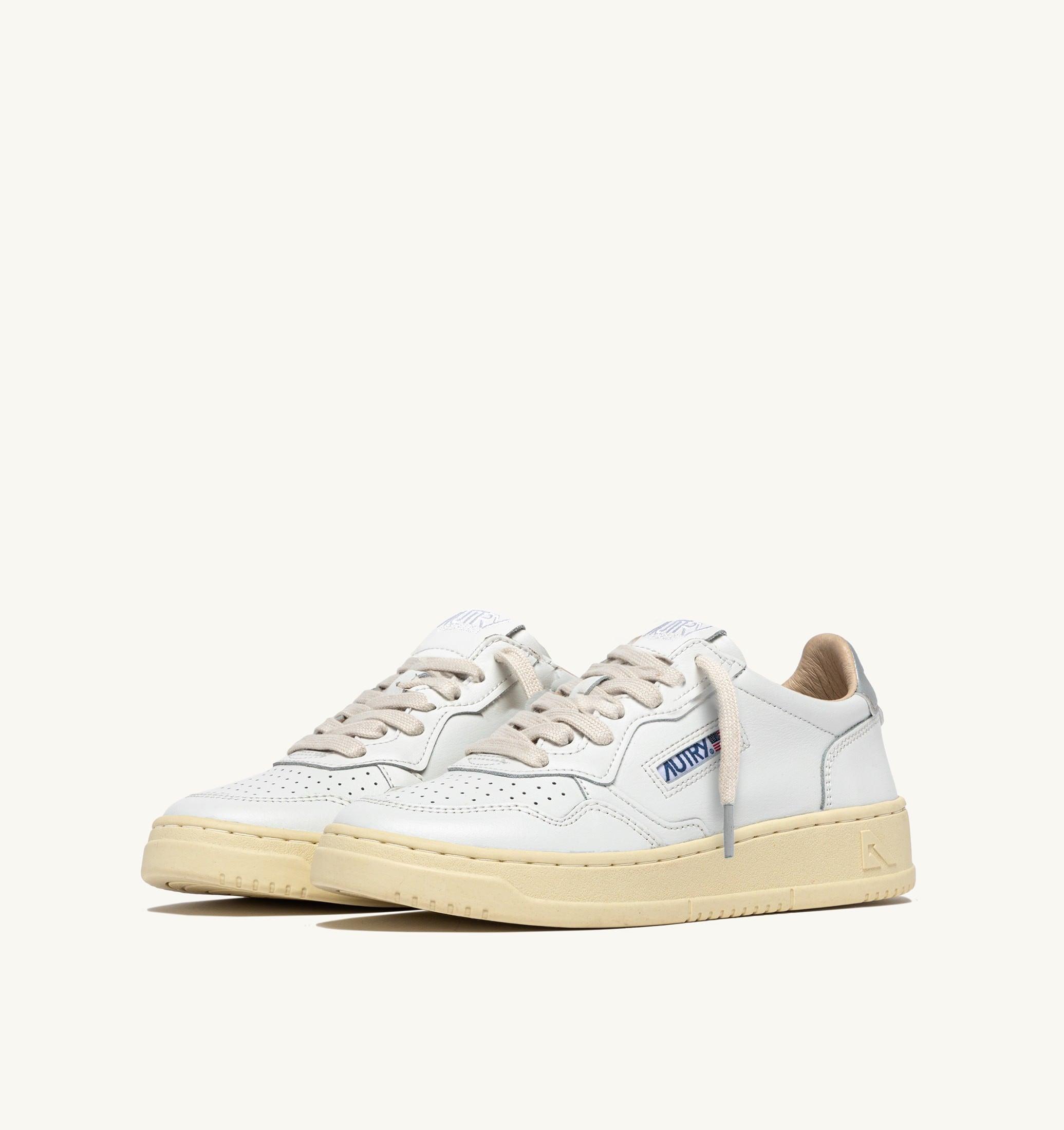 BASKETS MEDALIST LOW EN CUIR BLANC ET ARGENT