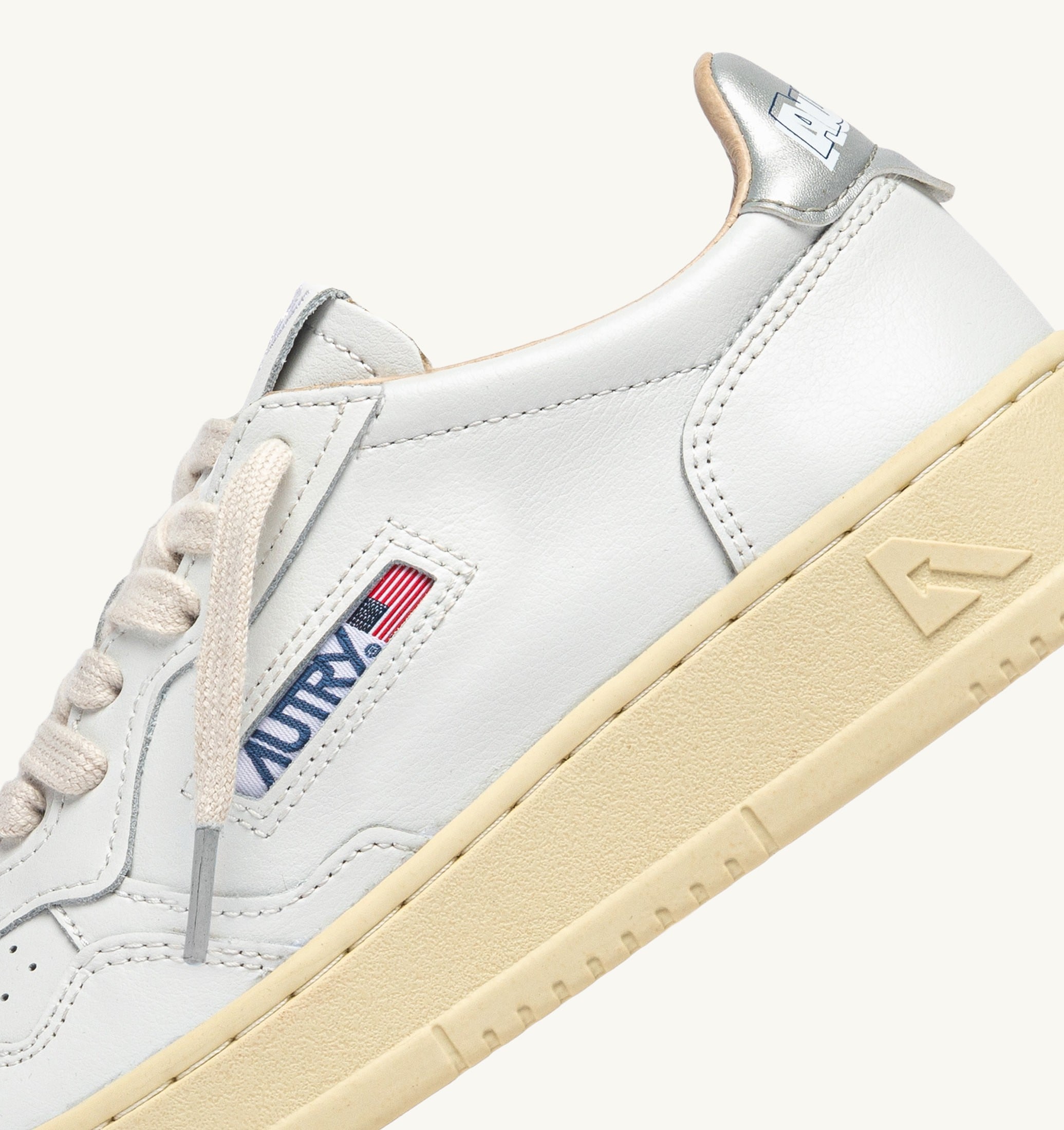 BASKETS MEDALIST LOW EN CUIR BLANC ET ARGENT