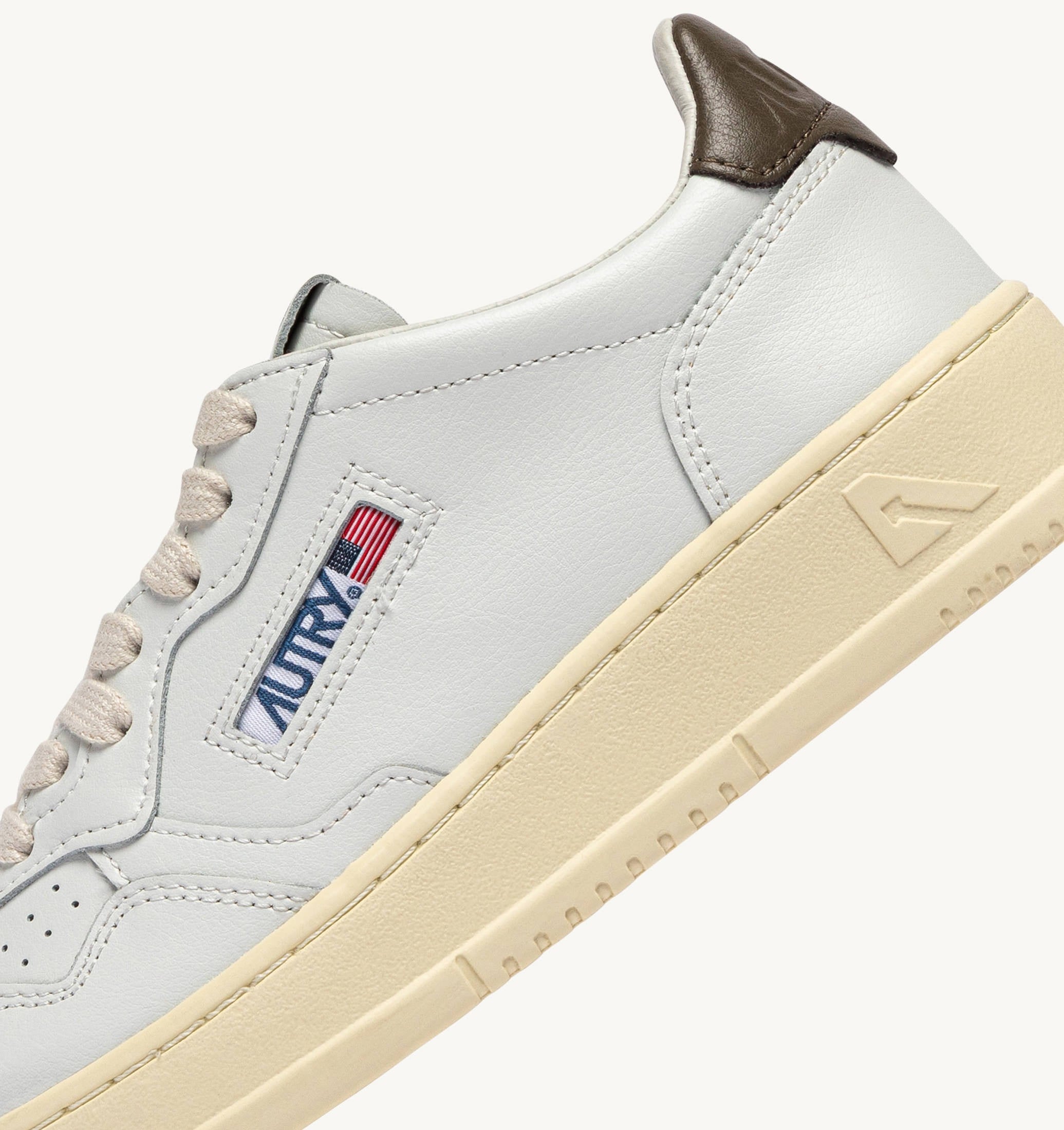 BASKETS MEDALIST LOW EN CUIR BLANC ET CHOCOLATE