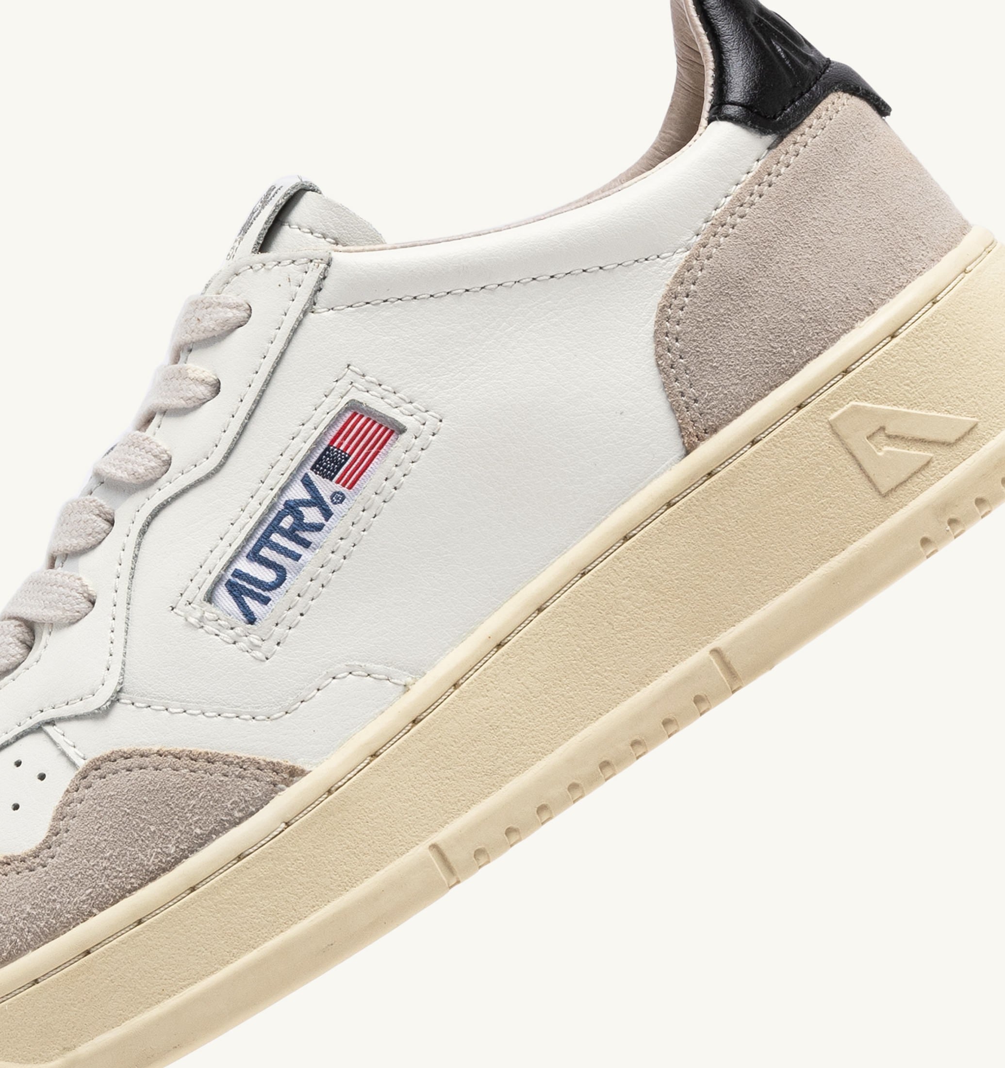 BASKETS MEDALIST LOW EN CUIR BLANC ET NOIR ET DAIM BEIGE