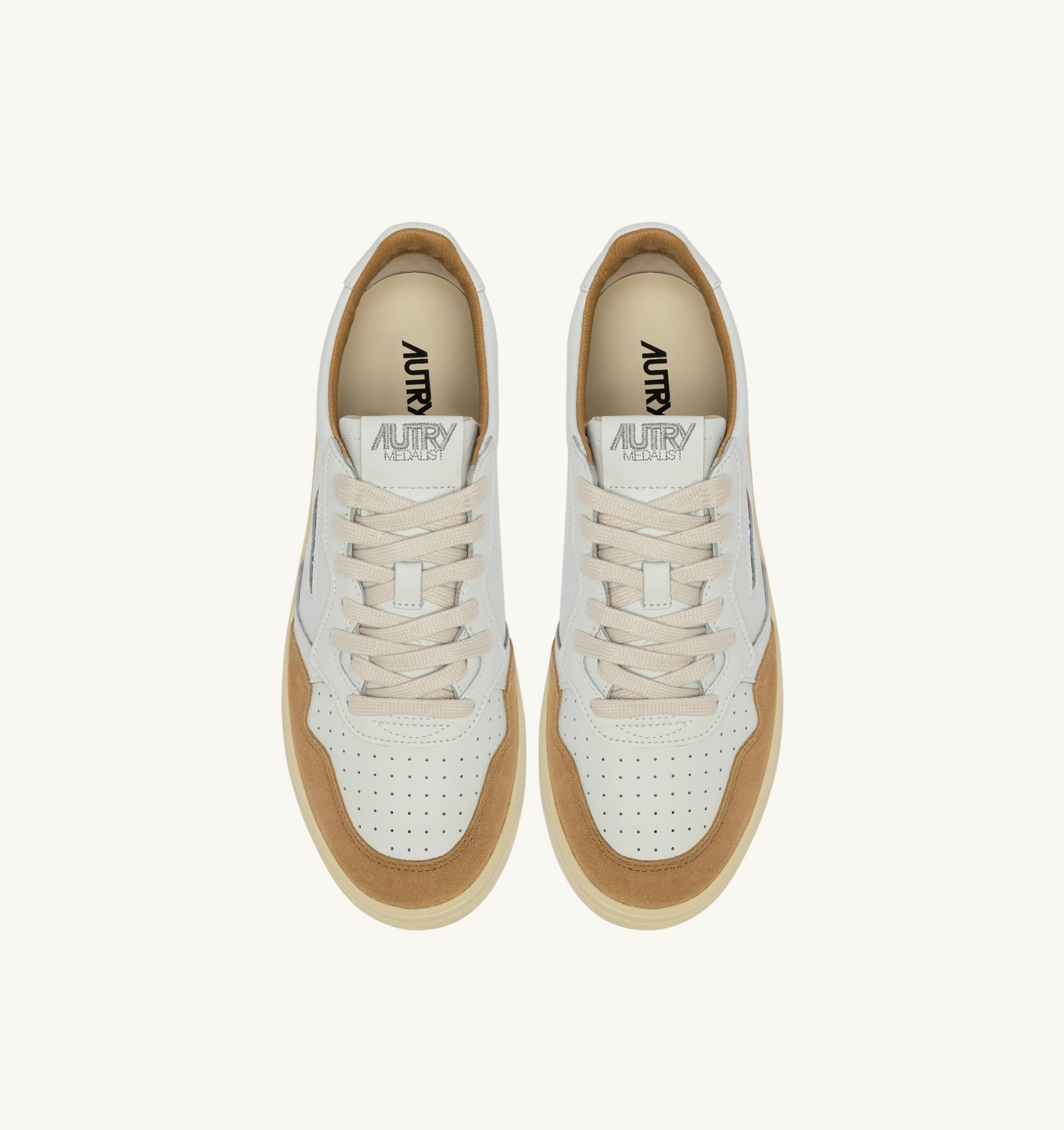 BASKETS MEDALIST LOW EN CUIR BLANC ET DAIM CUIVRE