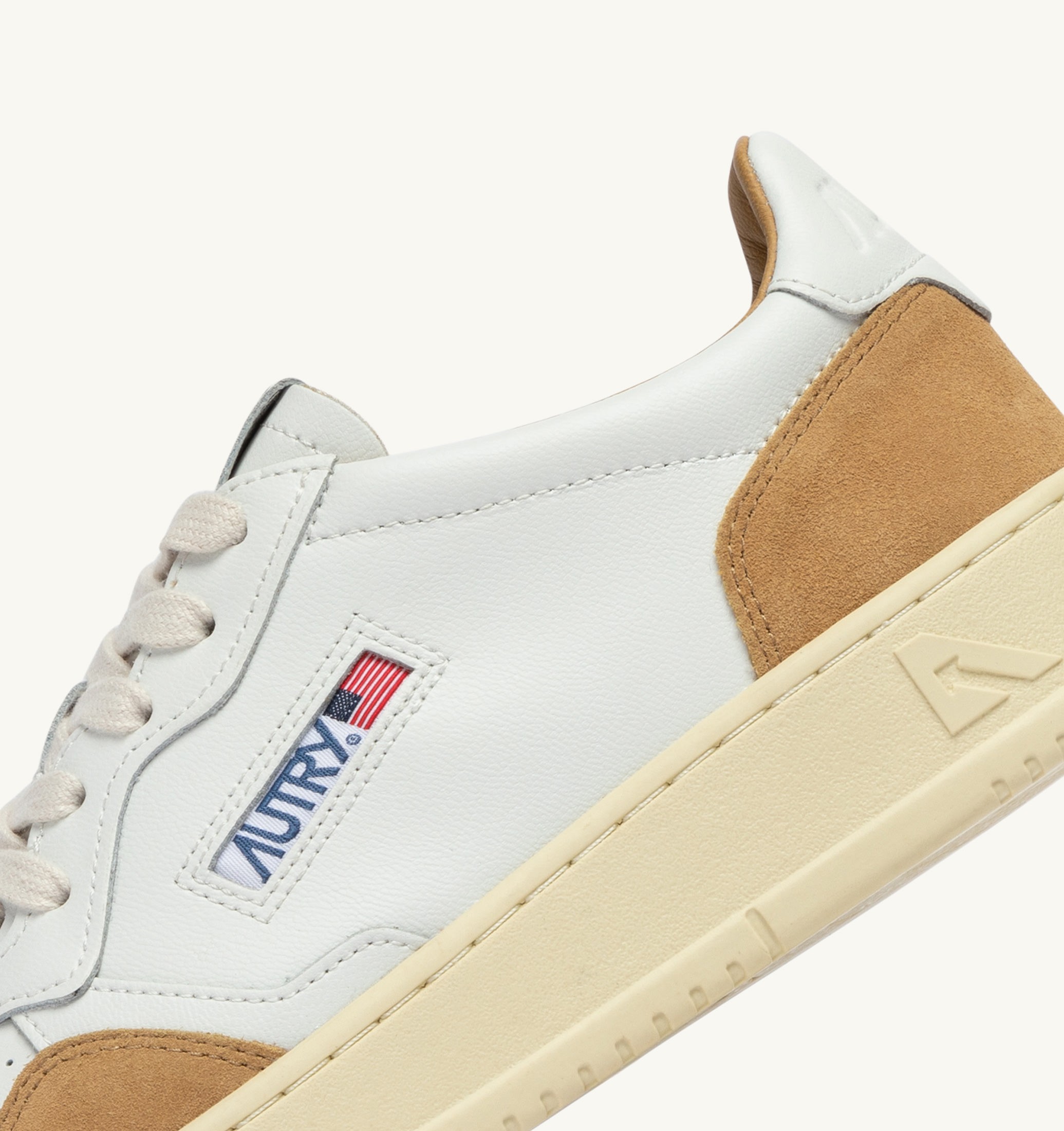 BASKETS MEDALIST LOW EN CUIR BLANC ET DAIM CUIVRE