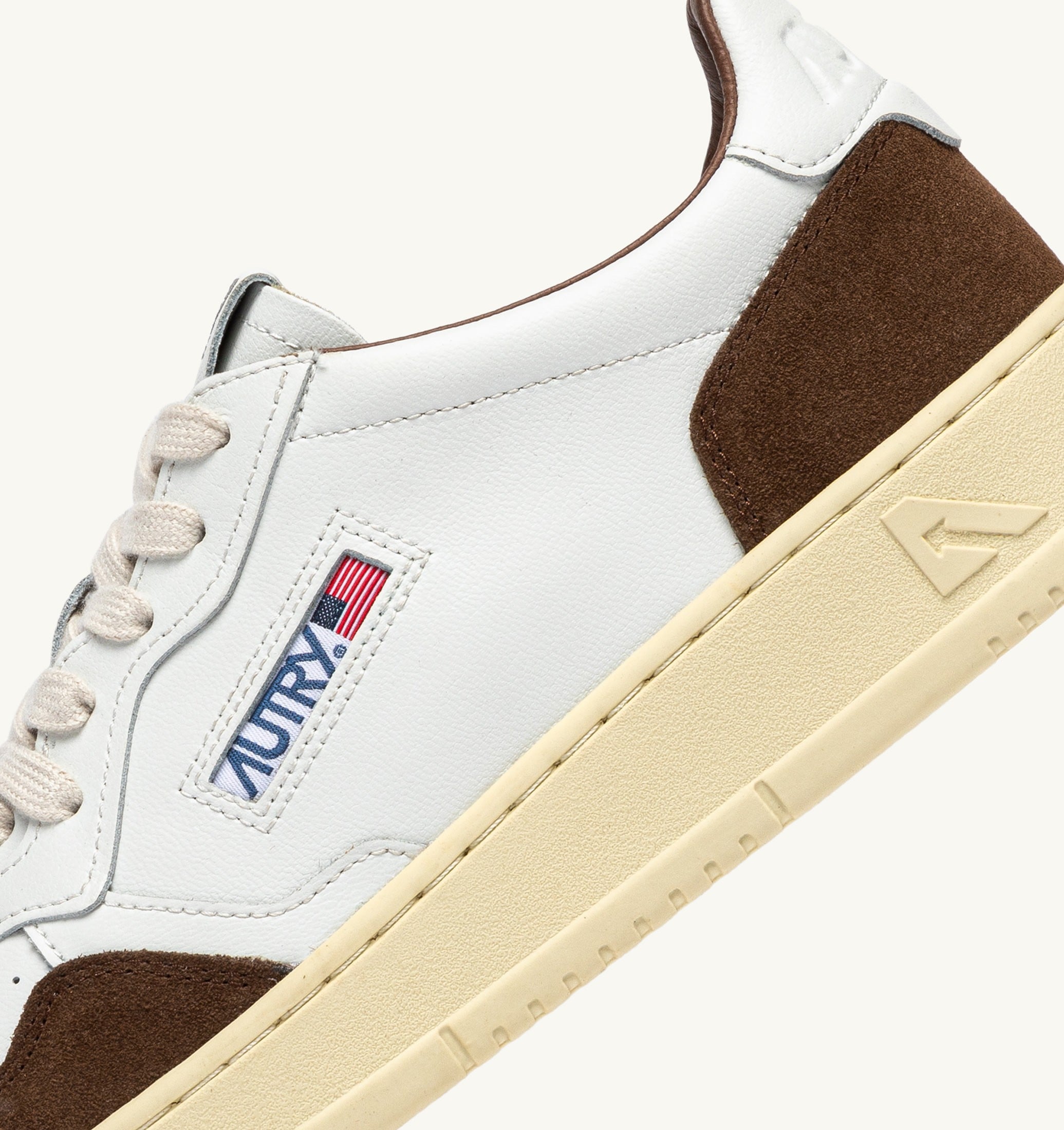 BASKETS MEDALIST LOW EN CUIR BLANC ET DAIM TUNDRA