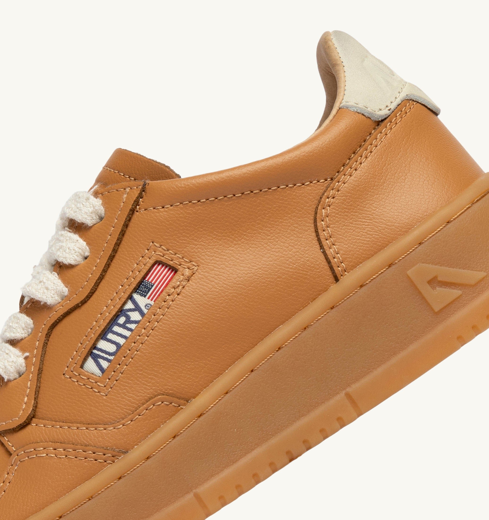 BASKETS MEDALIST LOW EN CUIR COGNAC ET MARSHMALLOW