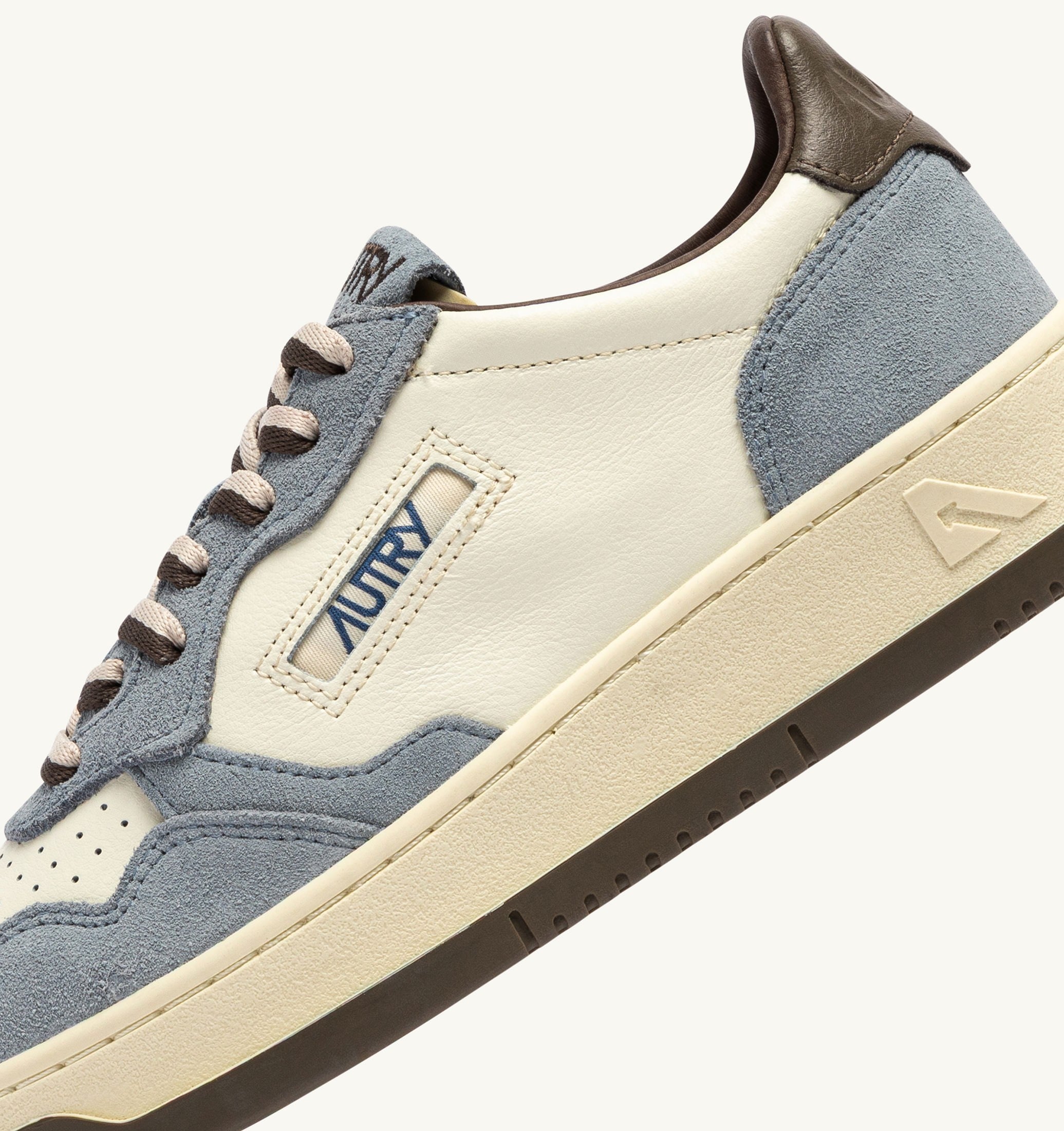 BASKETS MEDALIST LOW EN CUIR ET DAIM CHOOCOLATE CHIP ET CIEL