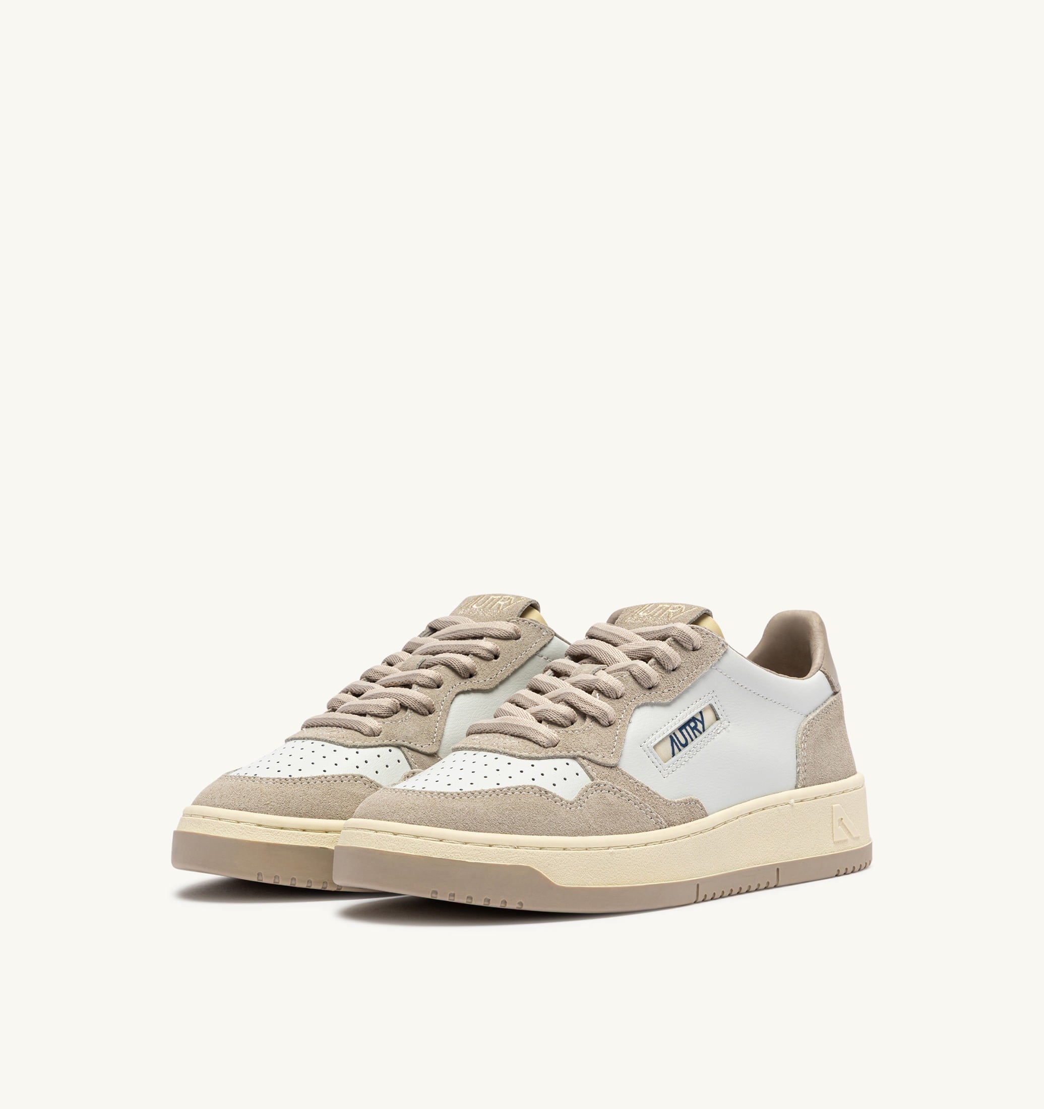 BASKETS MEDALIST LOW EN CUIR ET DAIM FEATHER GRAY ET LAMB