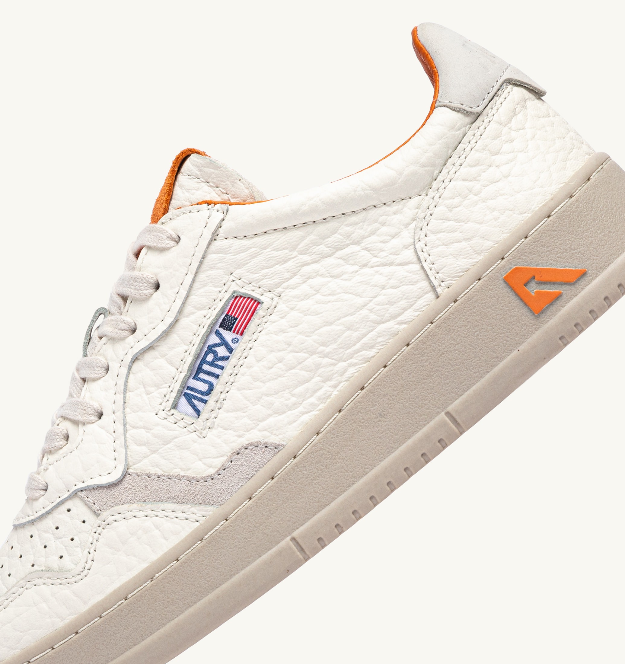 BASKETS MEDALIST LOW EN CUIR MARSHMALLOW ET FANTA