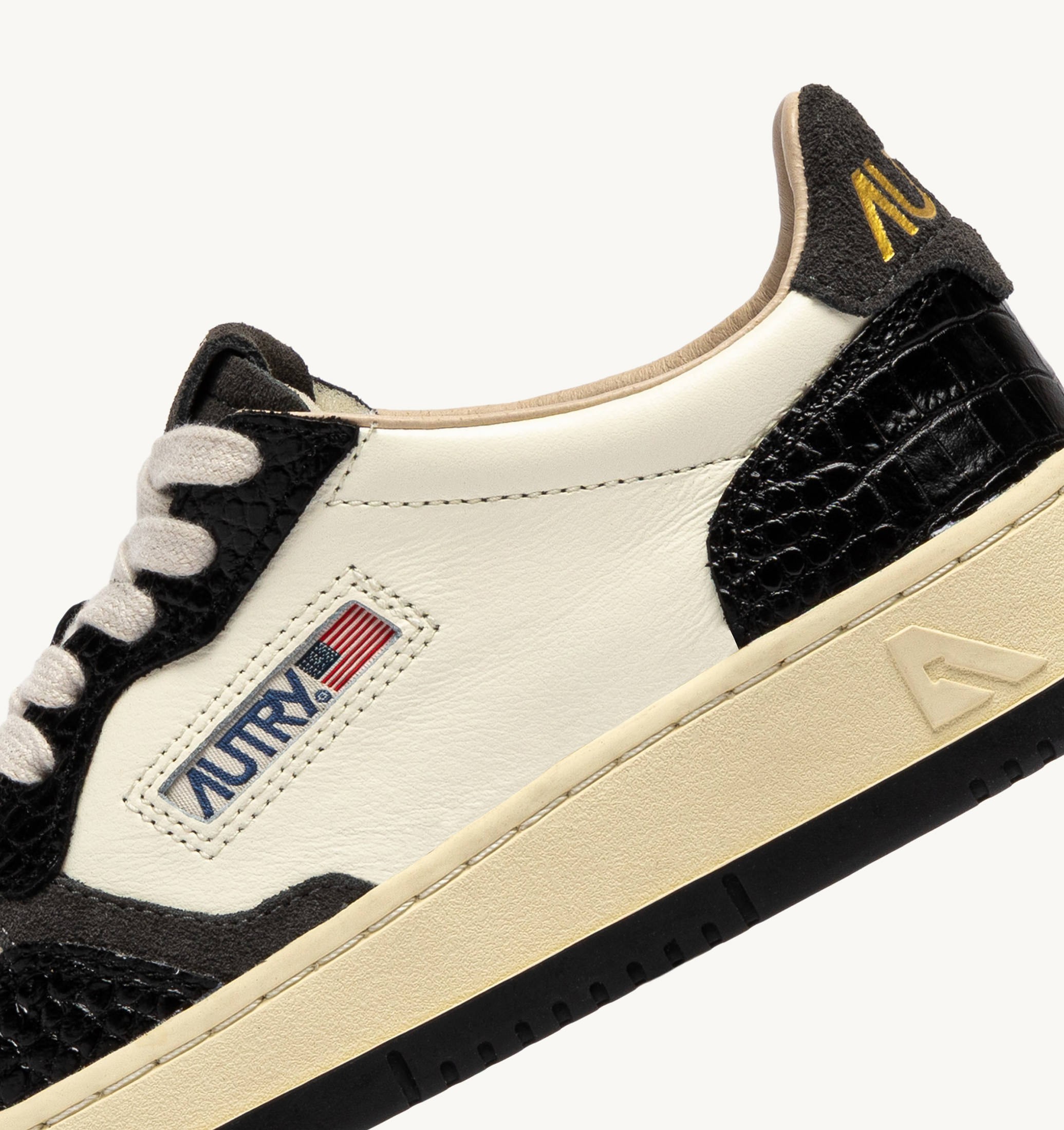 BASKETS MEDALIST LOW EN CUIR MARSHMALLOW ET NOIR