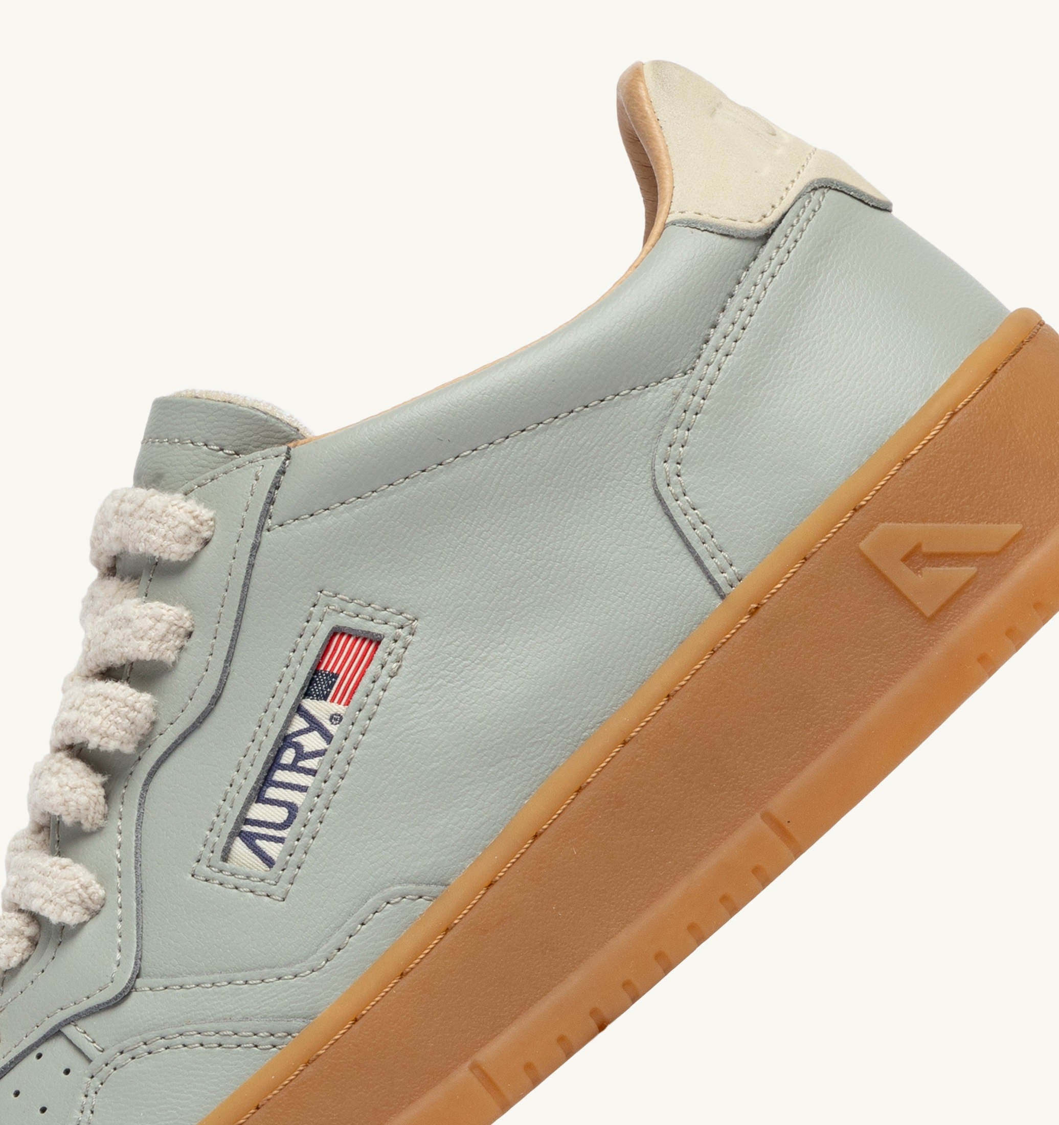 BASKETS MEDALIST LOW EN CUIR MILITARY ET MARSHMALLOW