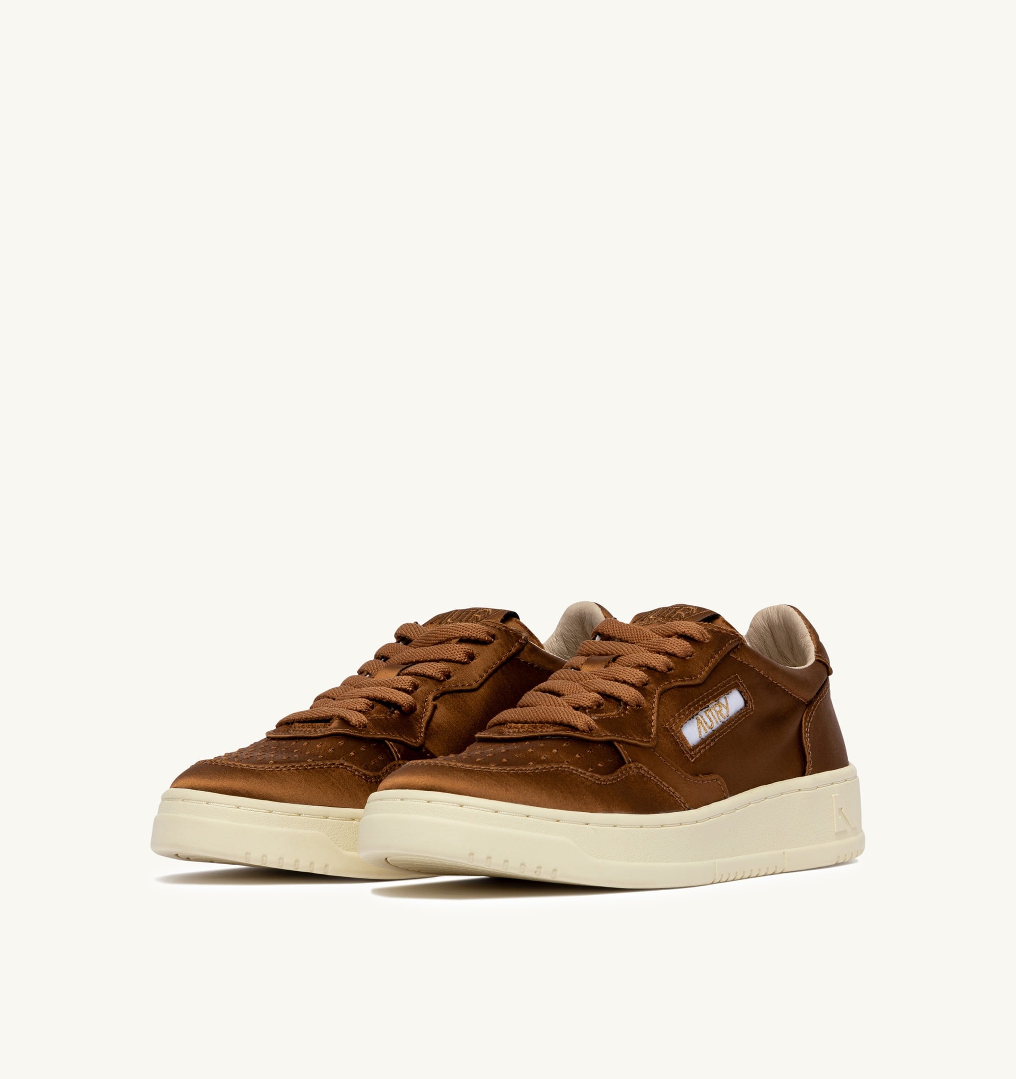 BASKETS MEDALIST LOW EN SATIN EARTH
