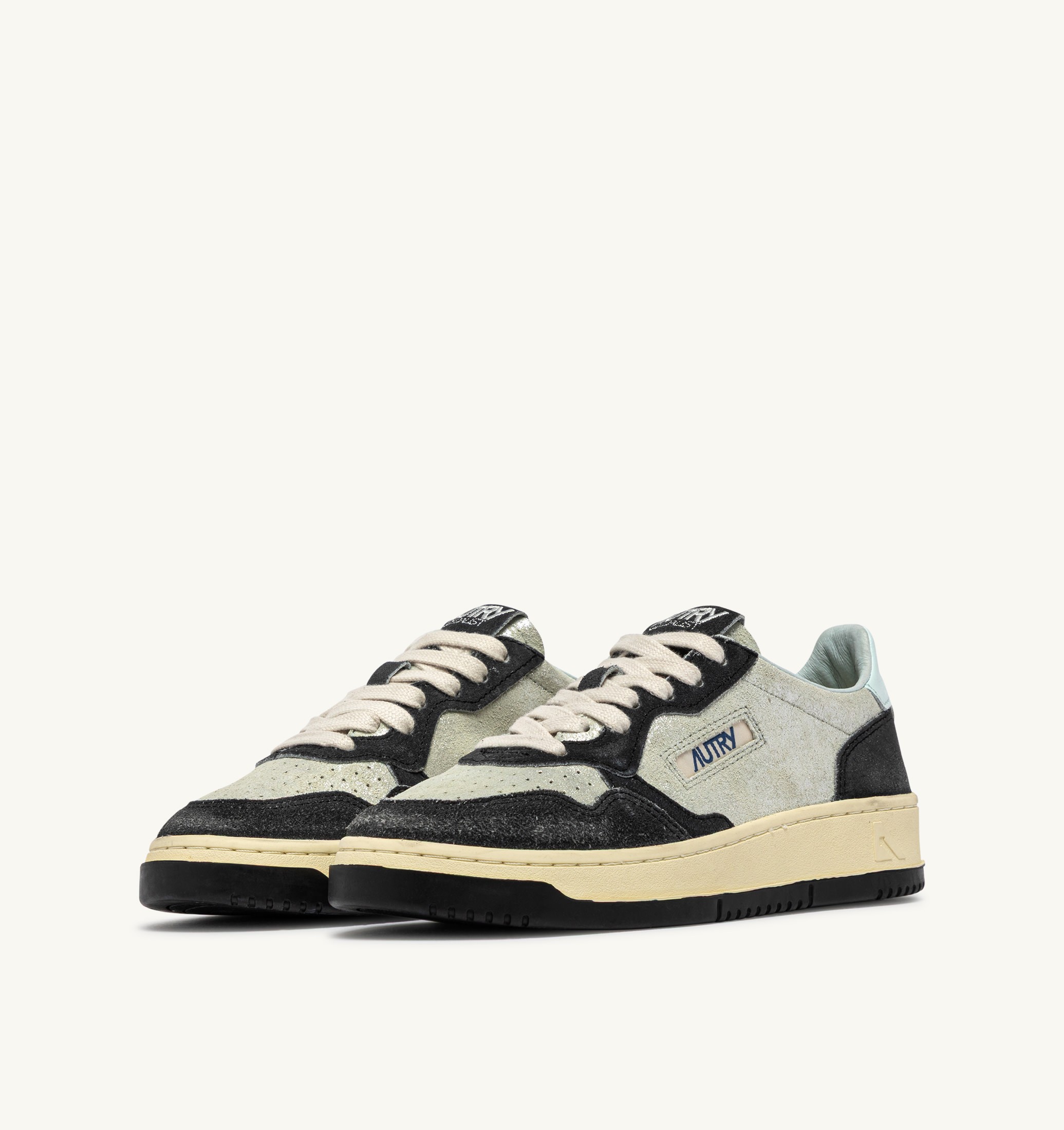 BASKETS MEDALIST LOW EN DAIM ARGENT ET BLACK SUGAR