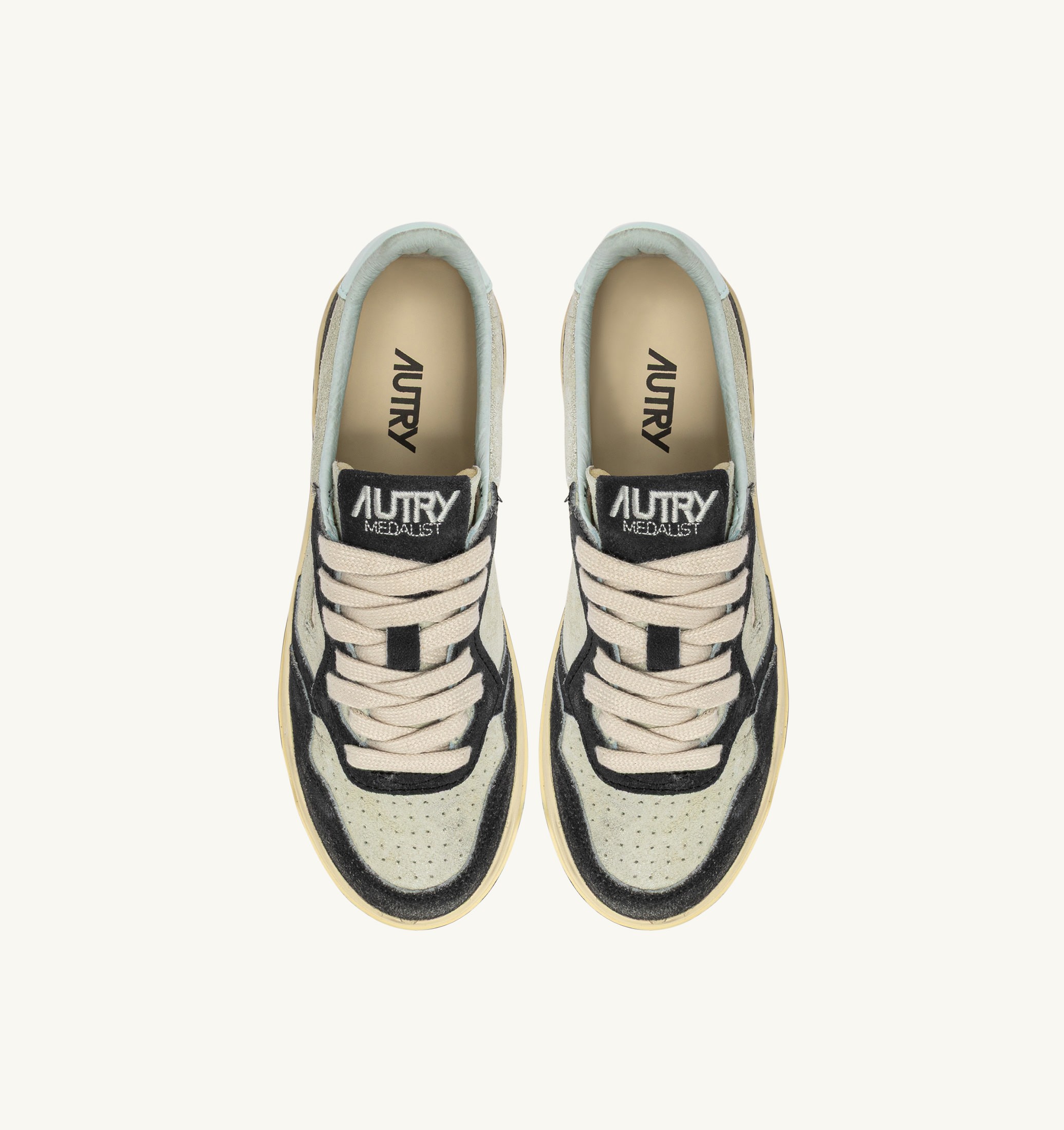 BASKETS MEDALIST LOW EN DAIM ARGENT ET BLACK SUGAR