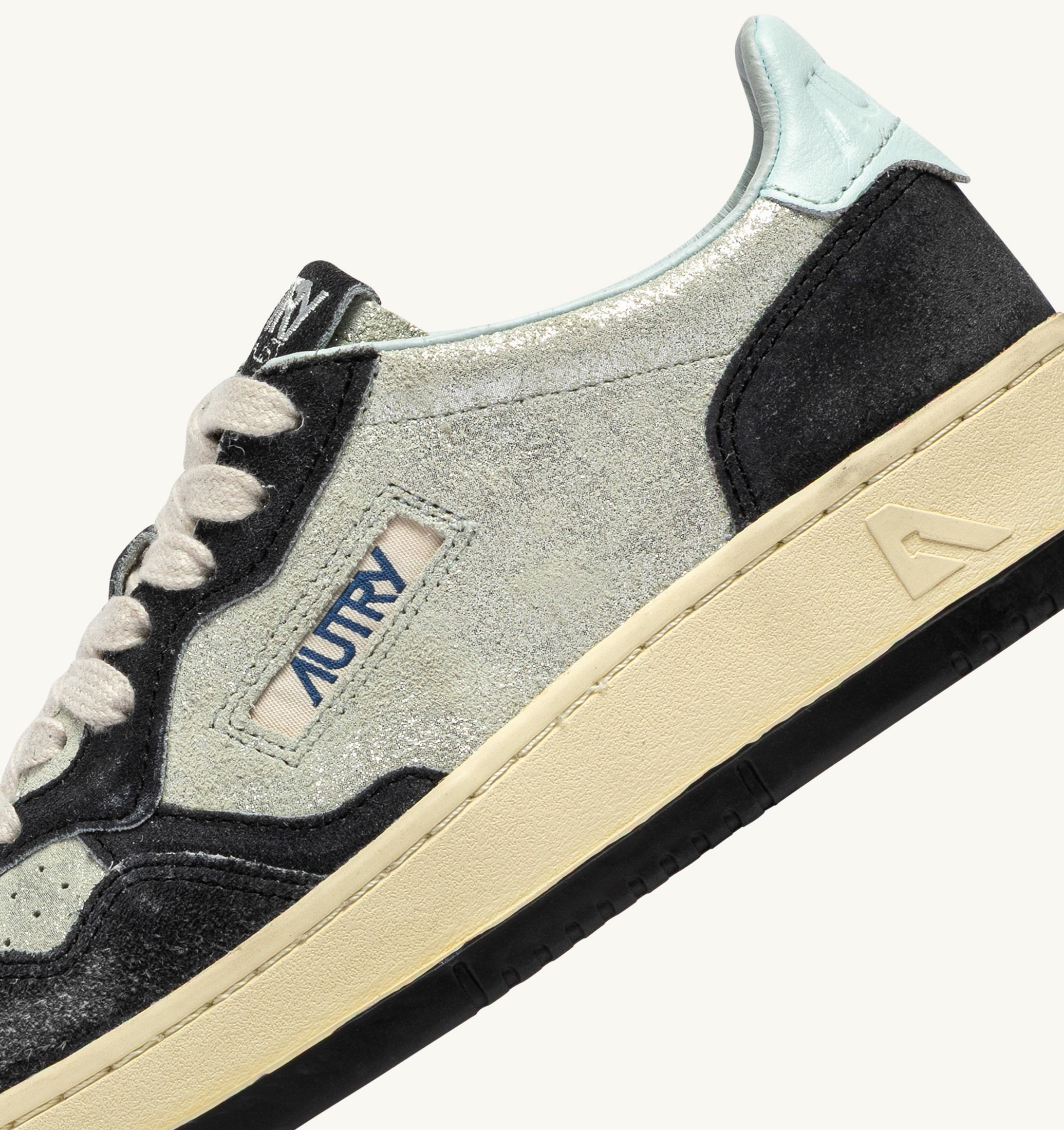 BASKETS MEDALIST LOW EN DAIM ARGENT ET BLACK SUGAR