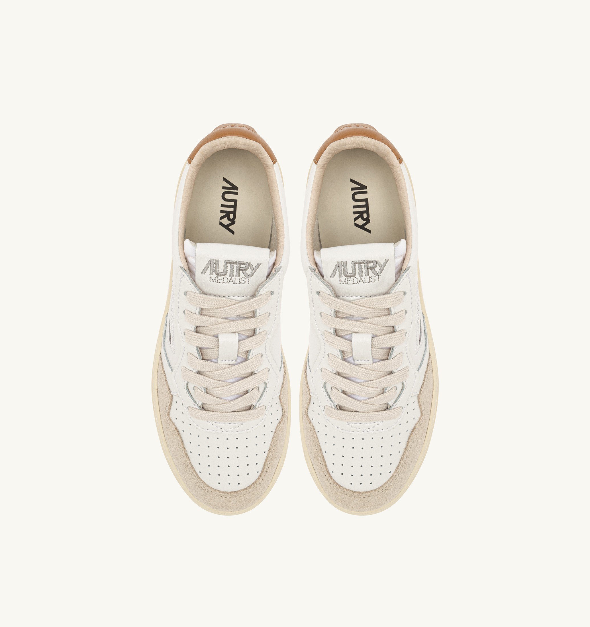 BASKETS MEDALIST LOW EN DAIM ET CUIR BLANC ET BROWN SUGAR