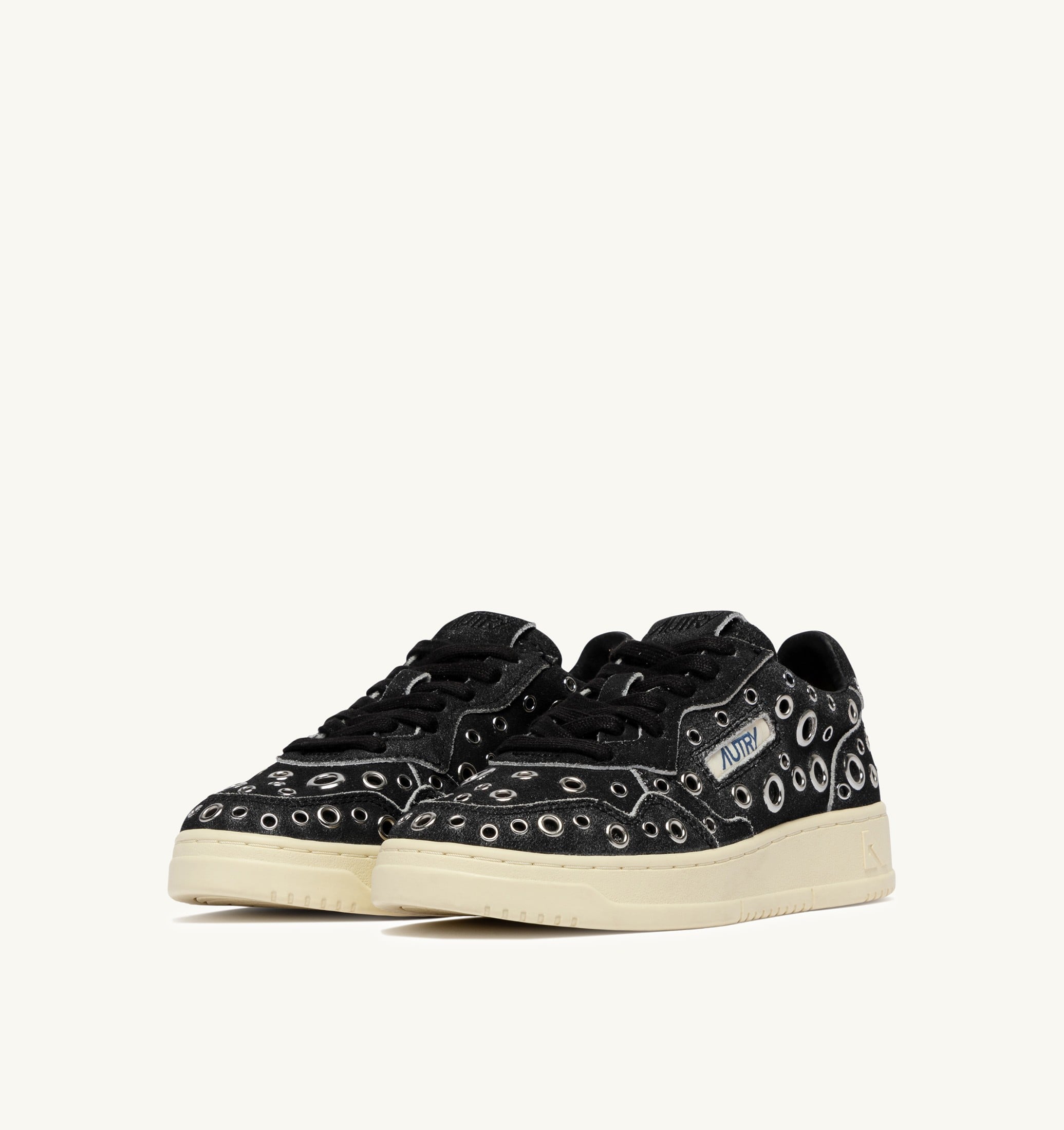 BASKETS MEDALIST LOW EN DAIM NOIR AVEC CLOUS