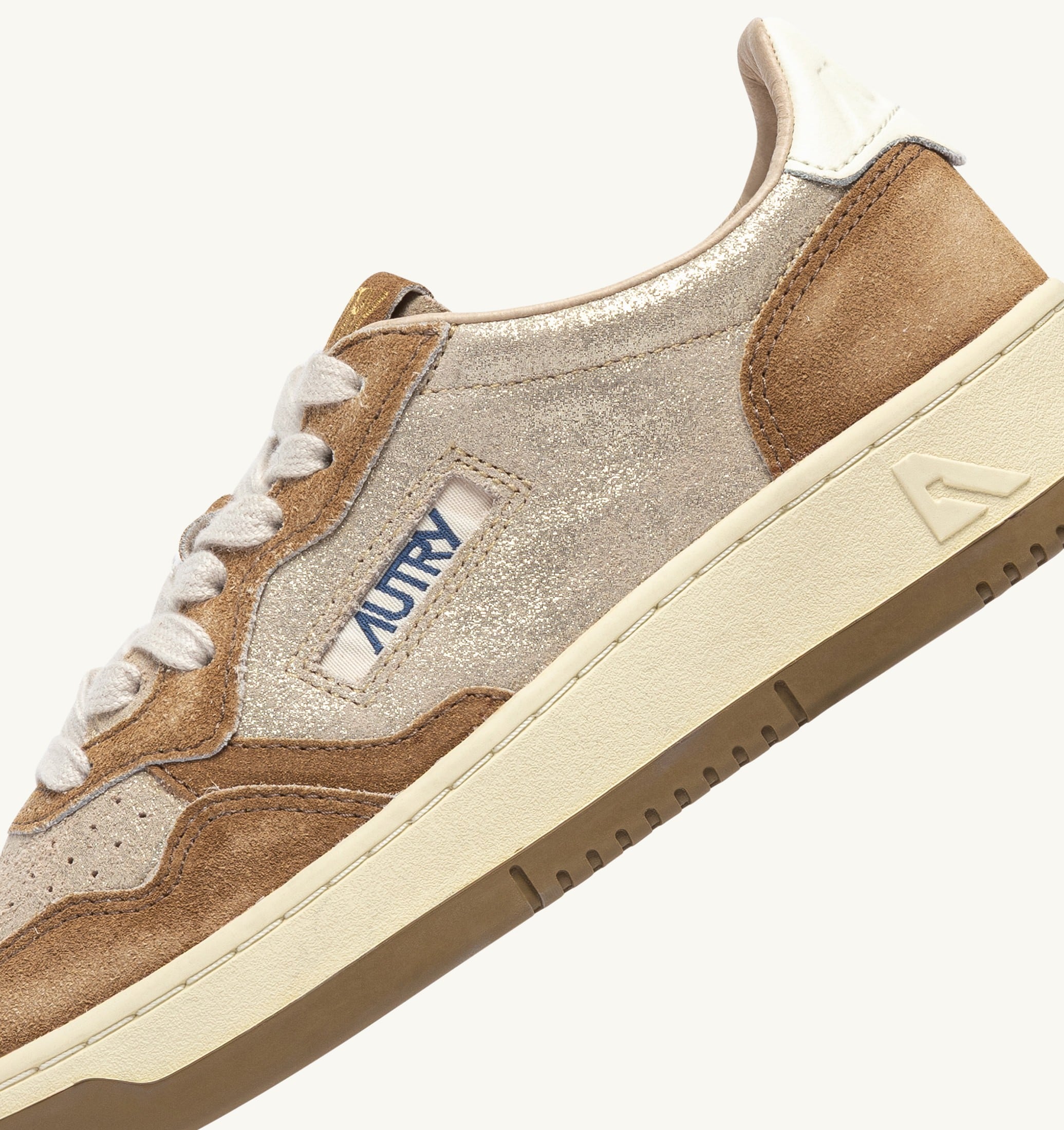 BASKETS MEDALIST LOW EN DAIM PLATINE ET BEIGE SUGAR