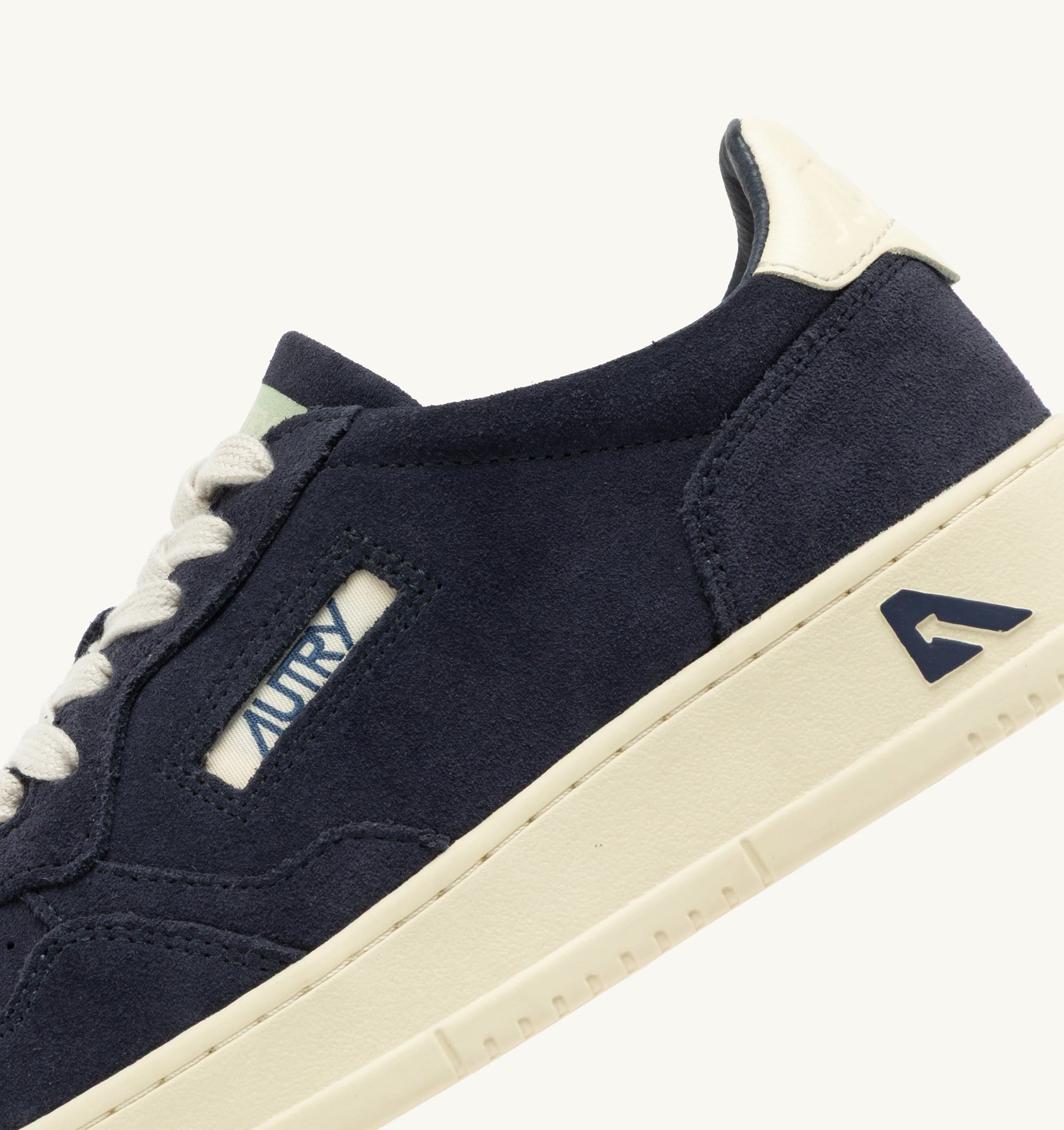 BASKETS MEDALIST LOW EN DAIM SPACE ET BLANC