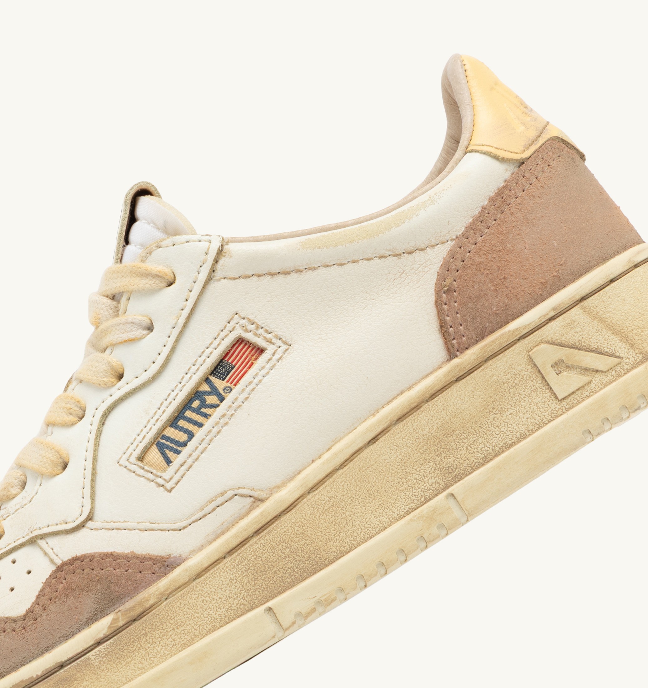 BASKETS MEDALIST LOW SUPER VINTAGE EN CUIR ET DAIM BLANC ET PHARD