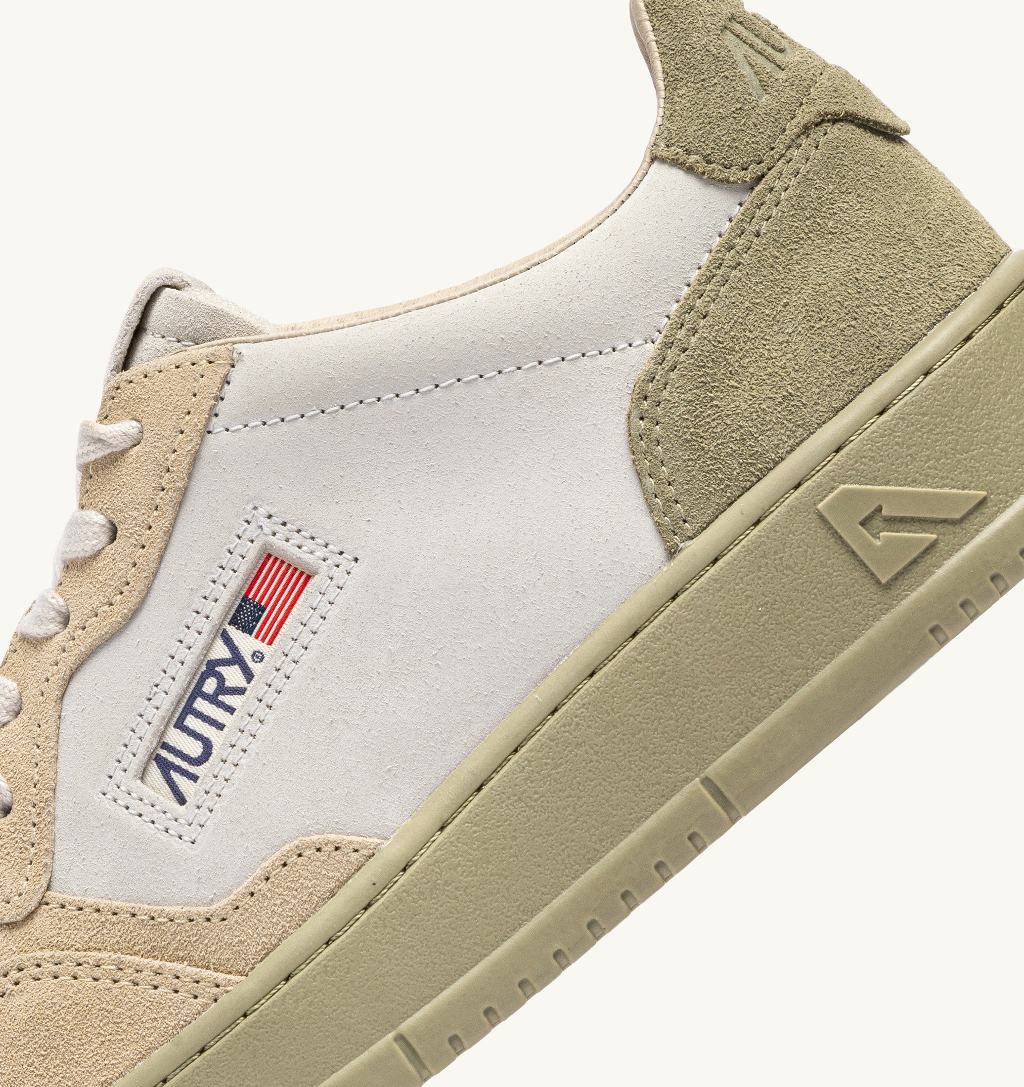 BASKETS MEDALIST LOW TRICOLORE EN DAIM BLANC SAND ET GREY GREEN
