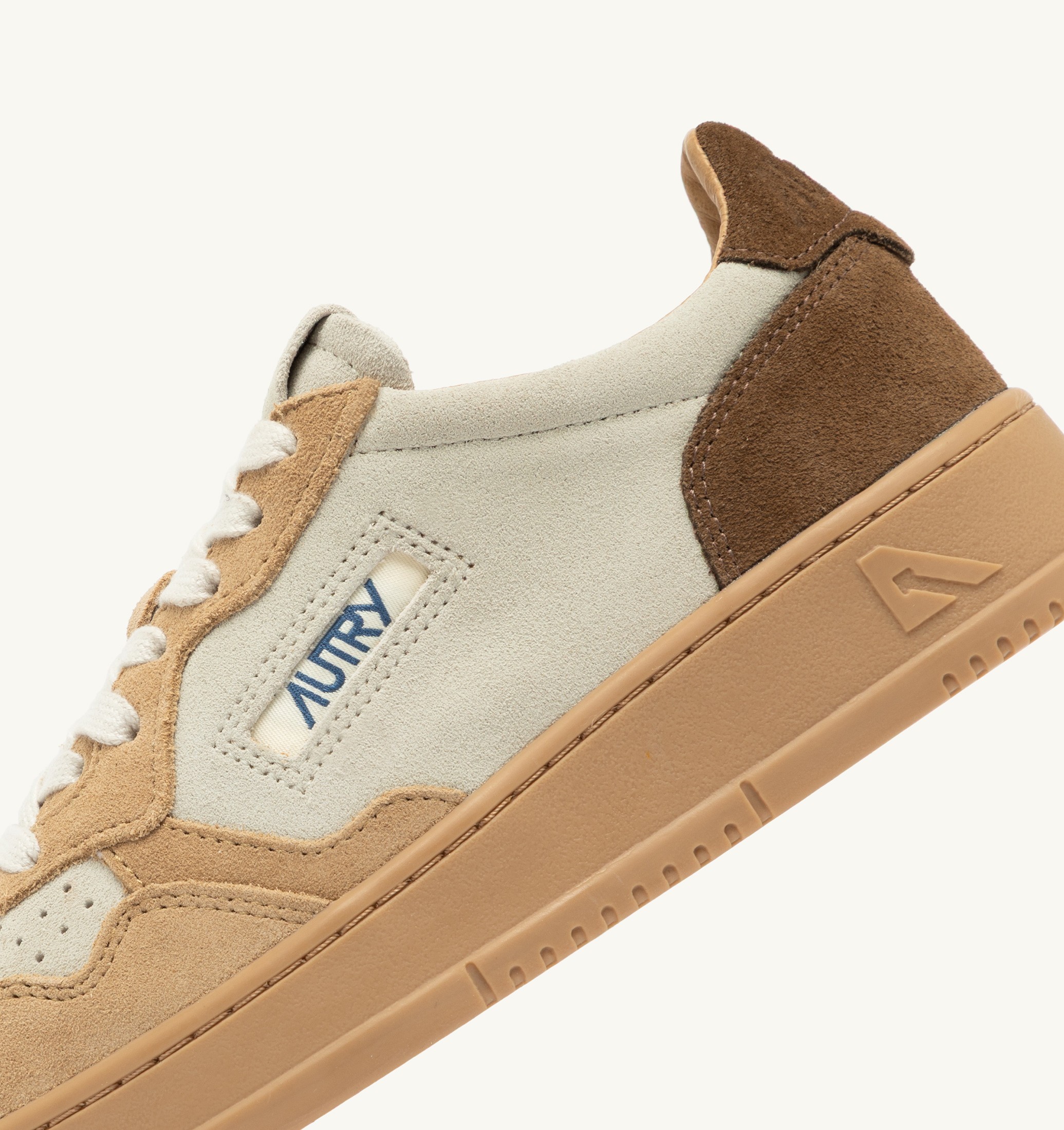 BASKETS MEDALIST LOW TRICOLORE EN DAIM TUNDRA EGG ET PEANUT