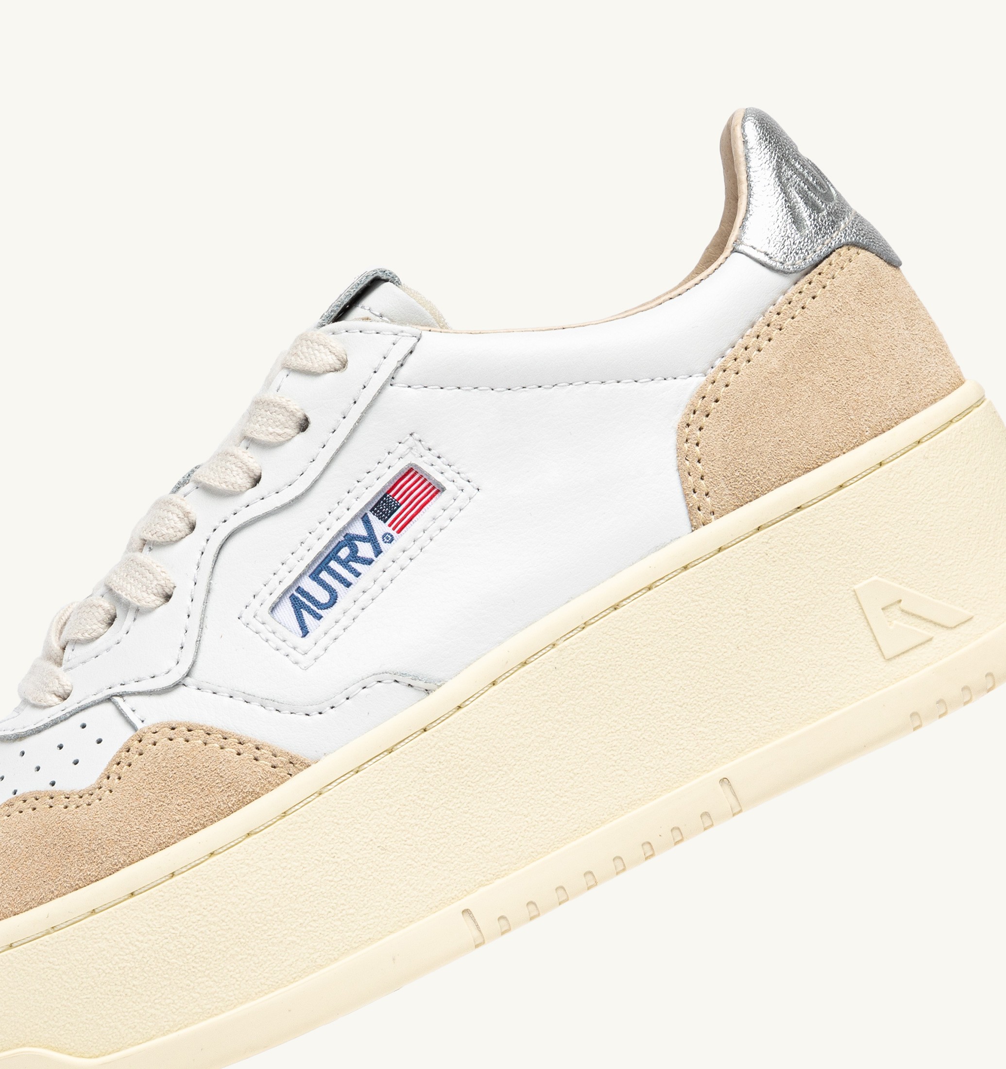 BASKETS MEDALIST PLATFORM EN DAIM ET CUIR ARGENT ET BLANC
