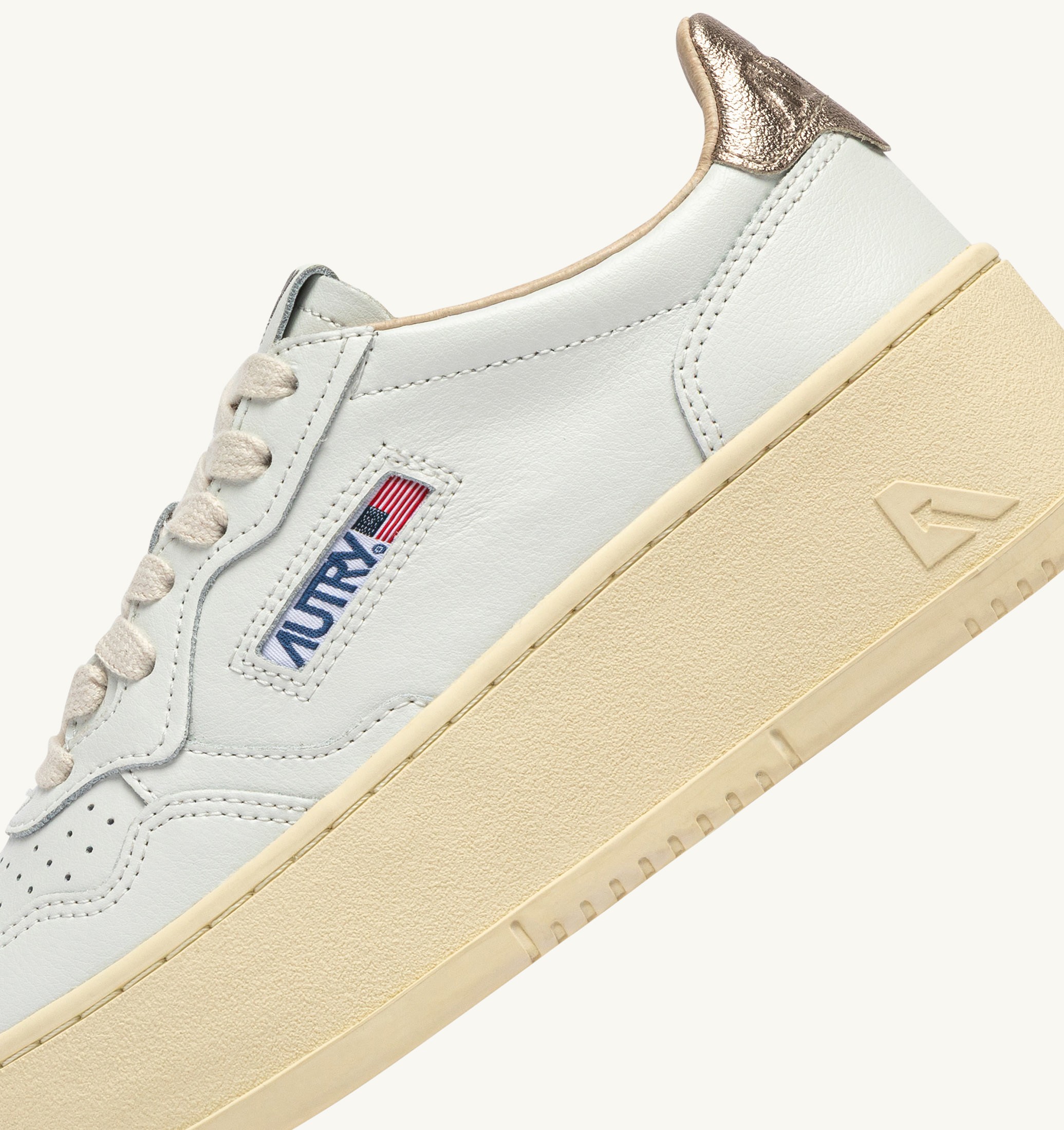 BASKETS MEDALIST PLATFORM EN DAIM ET CUIR FEATHER GRAY ET BLANC