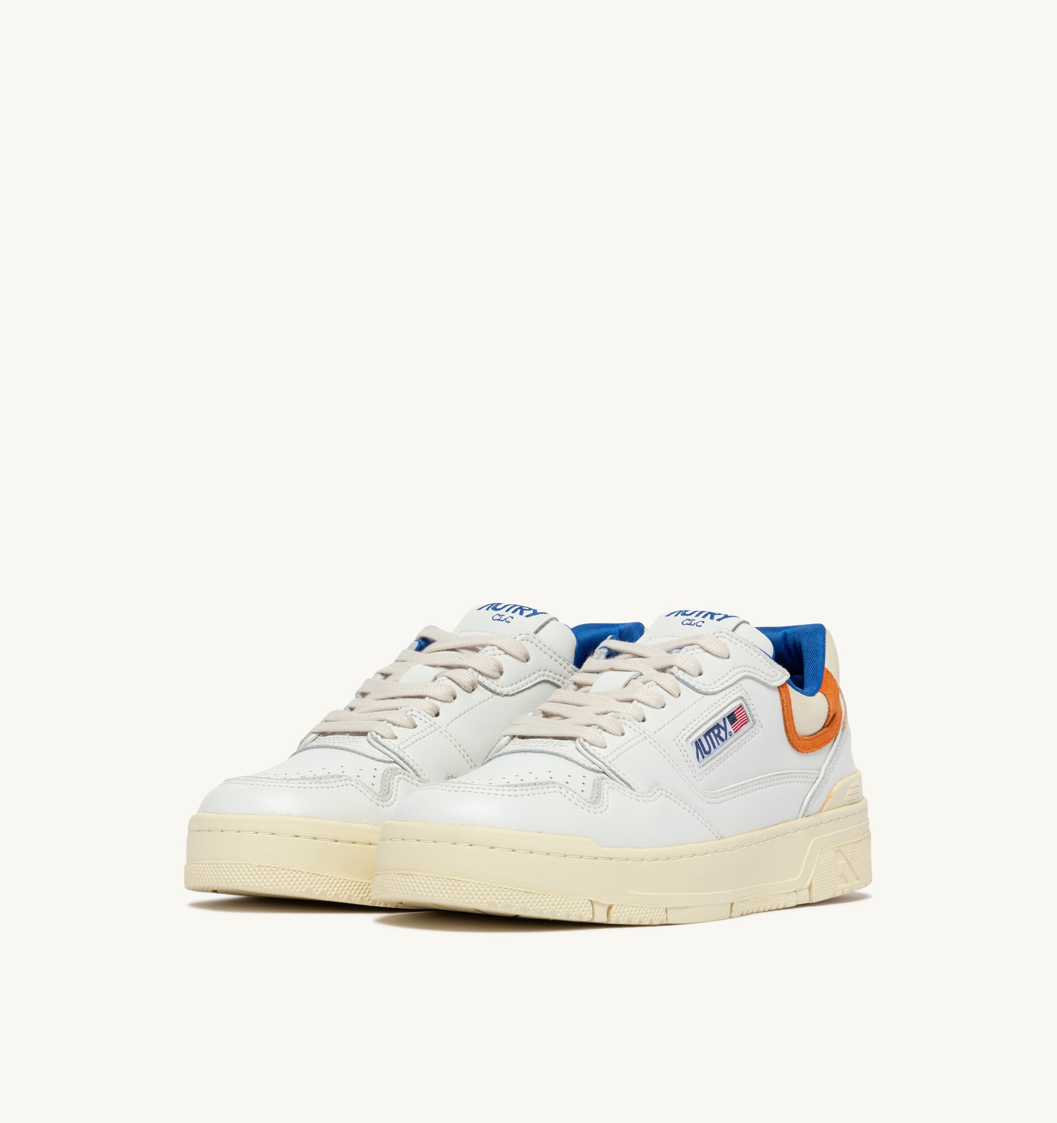 BASKETS CLC LOW EN CUIR BLANC ET FANTA