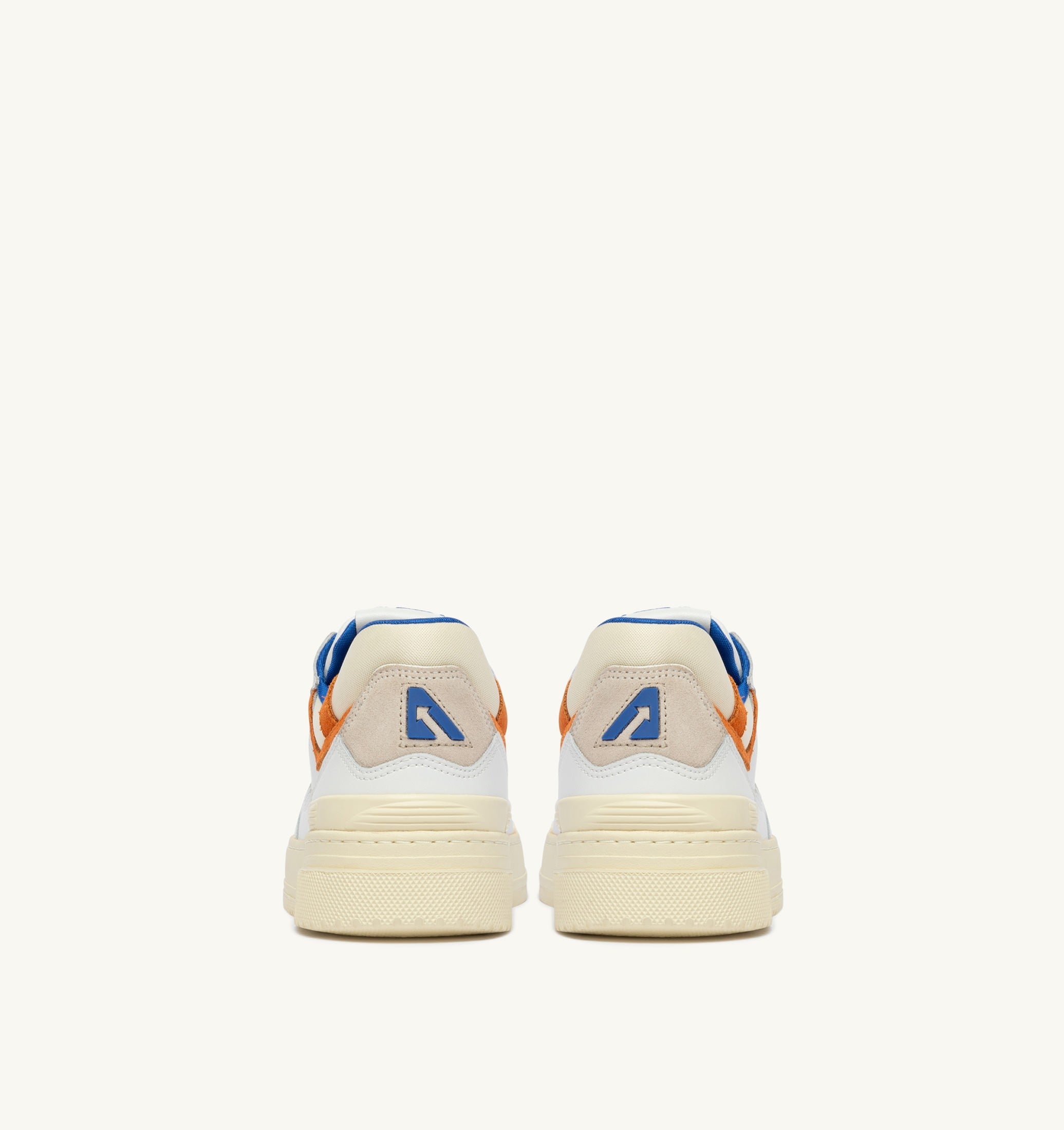 BASKETS CLC LOW EN CUIR BLANC ET FANTA