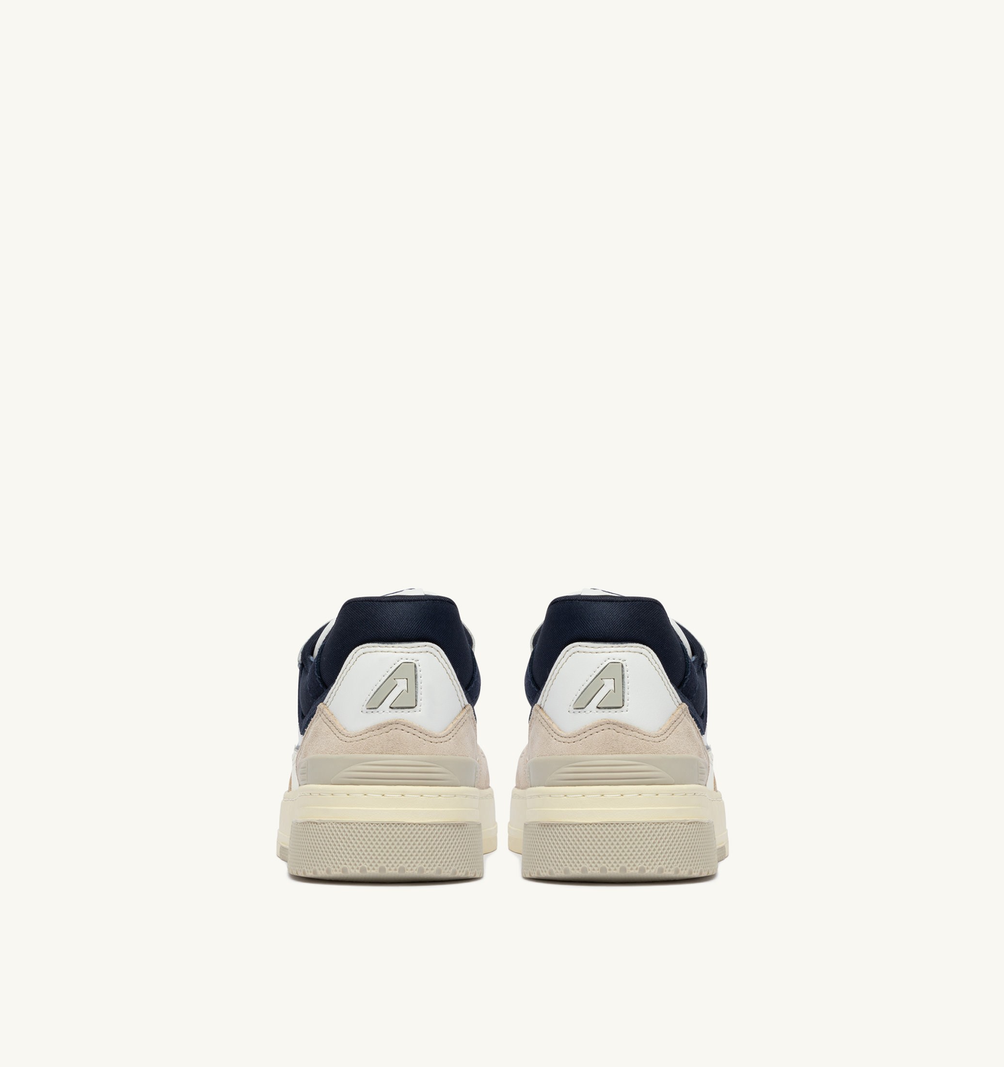 BASKETS CLC LOW EN CUIR ET DAIM BLANC SAND ET SPACE BLUE