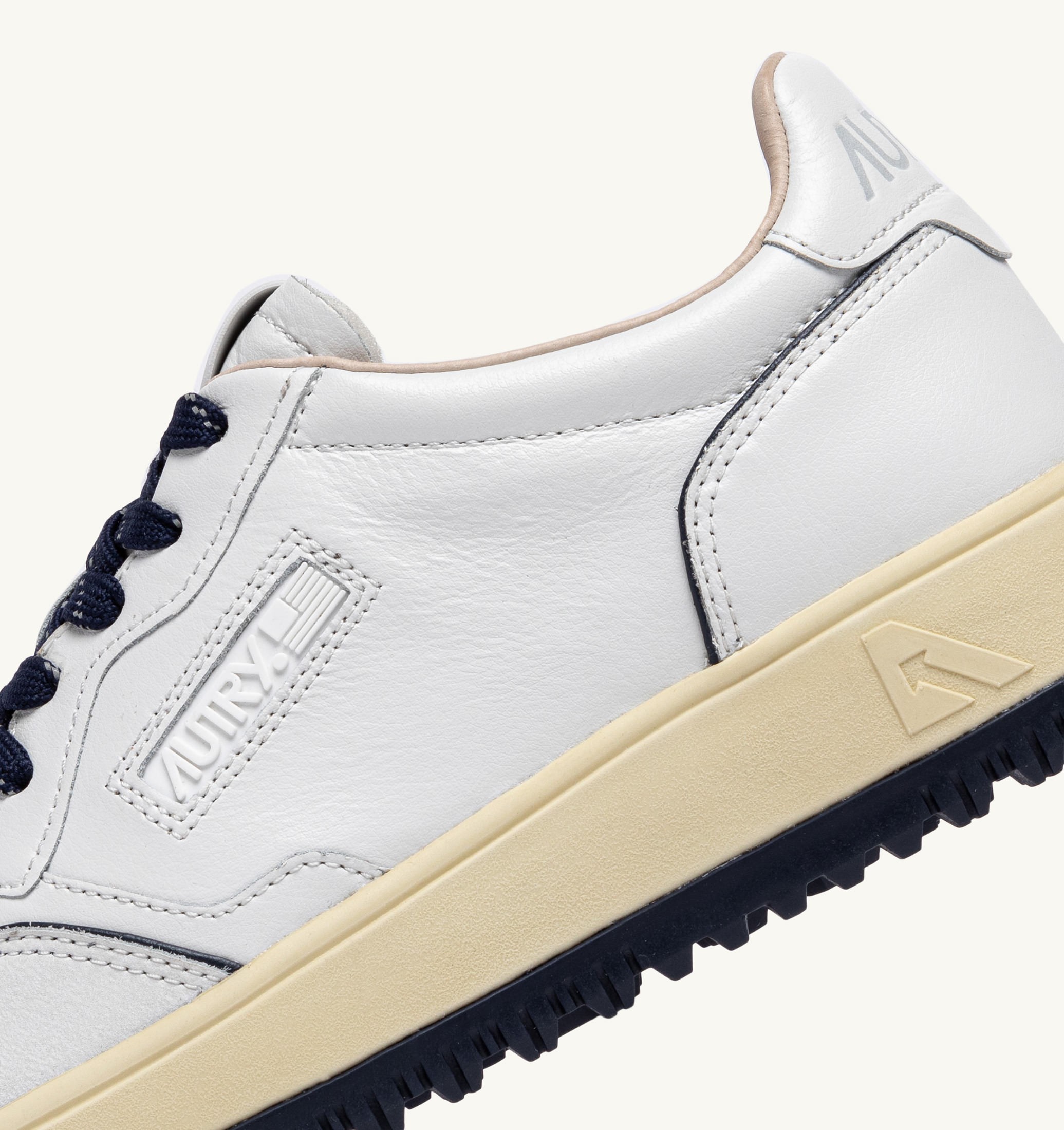 BASKETS GOLF LOW EN CUIR BLANC ET NAVY