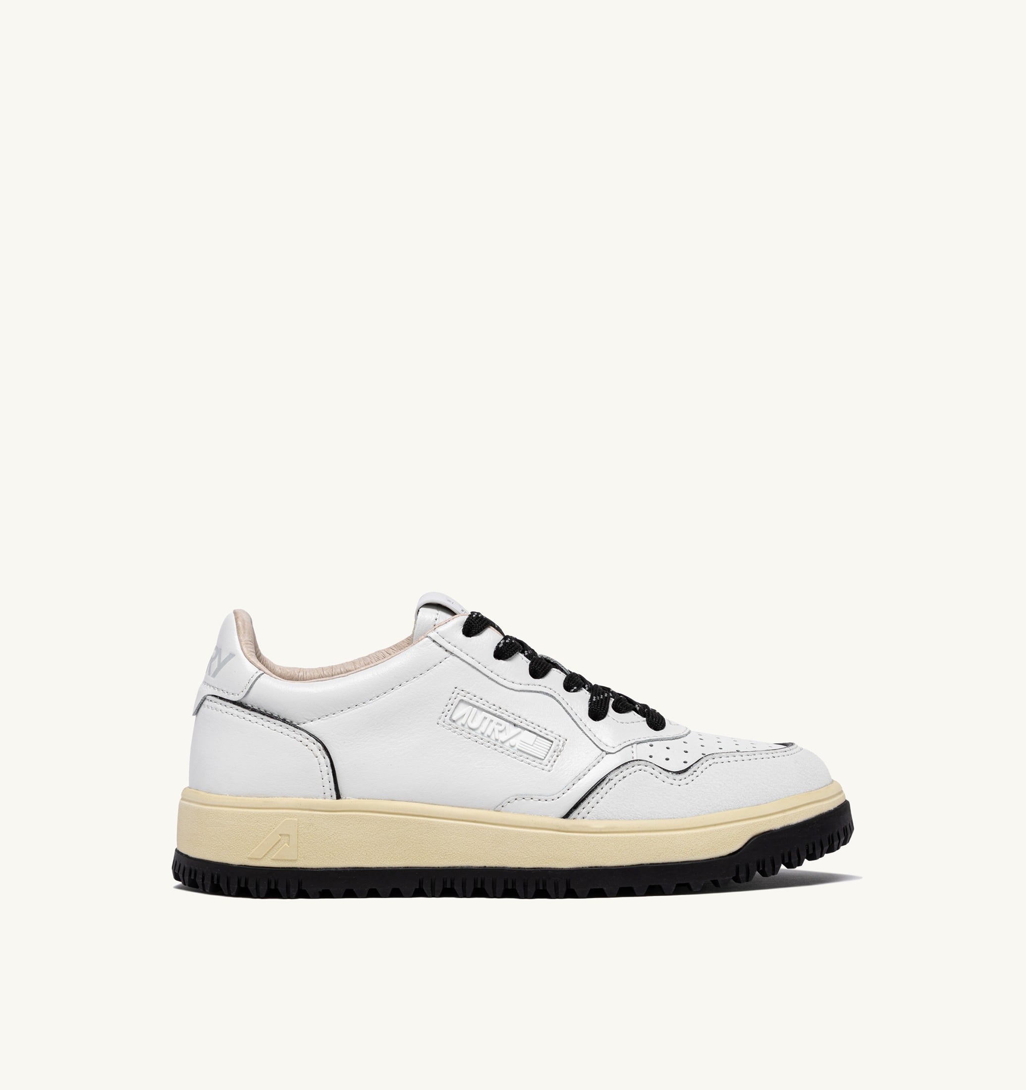 BASKETS GOLF LOW EN CUIR COLORIS BLANC ET NOIR