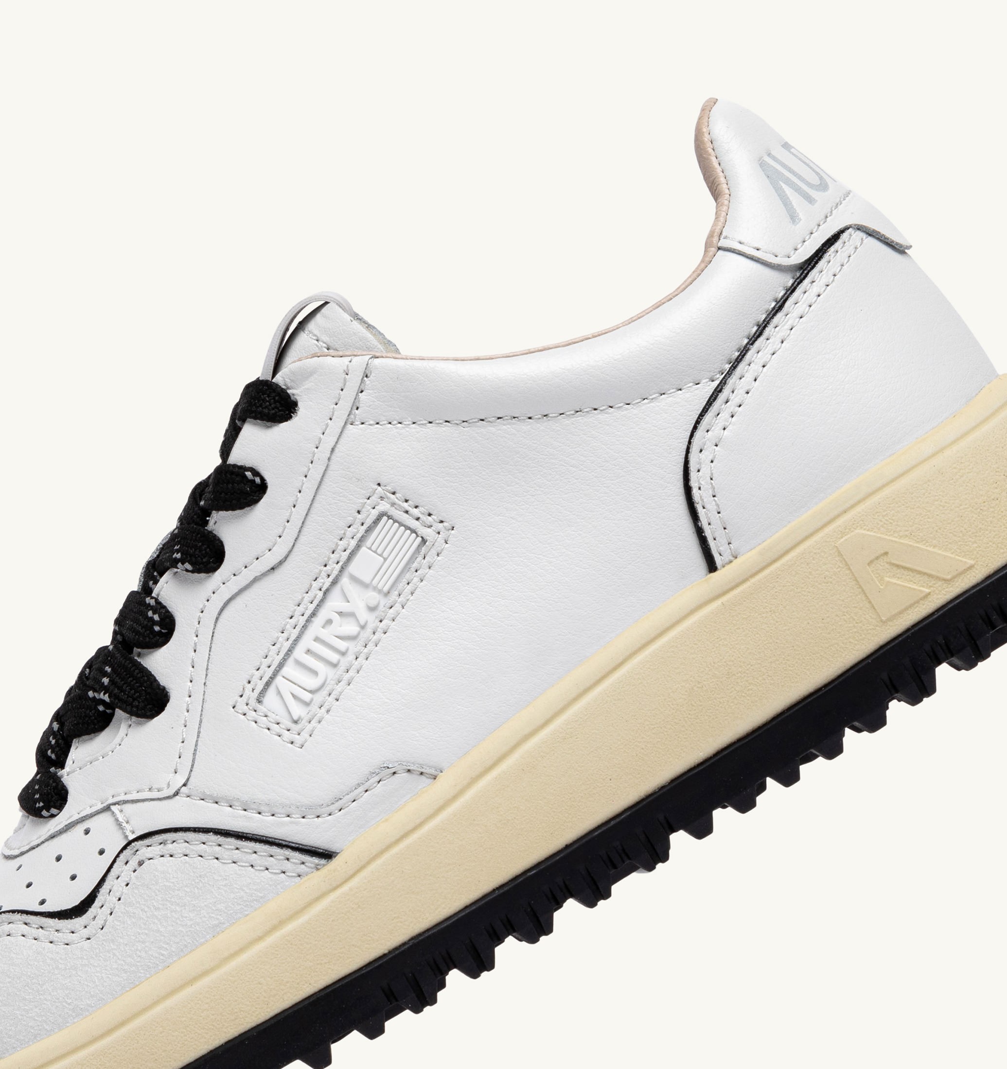 BASKETS GOLF LOW EN CUIR COLORIS BLANC ET NOIR