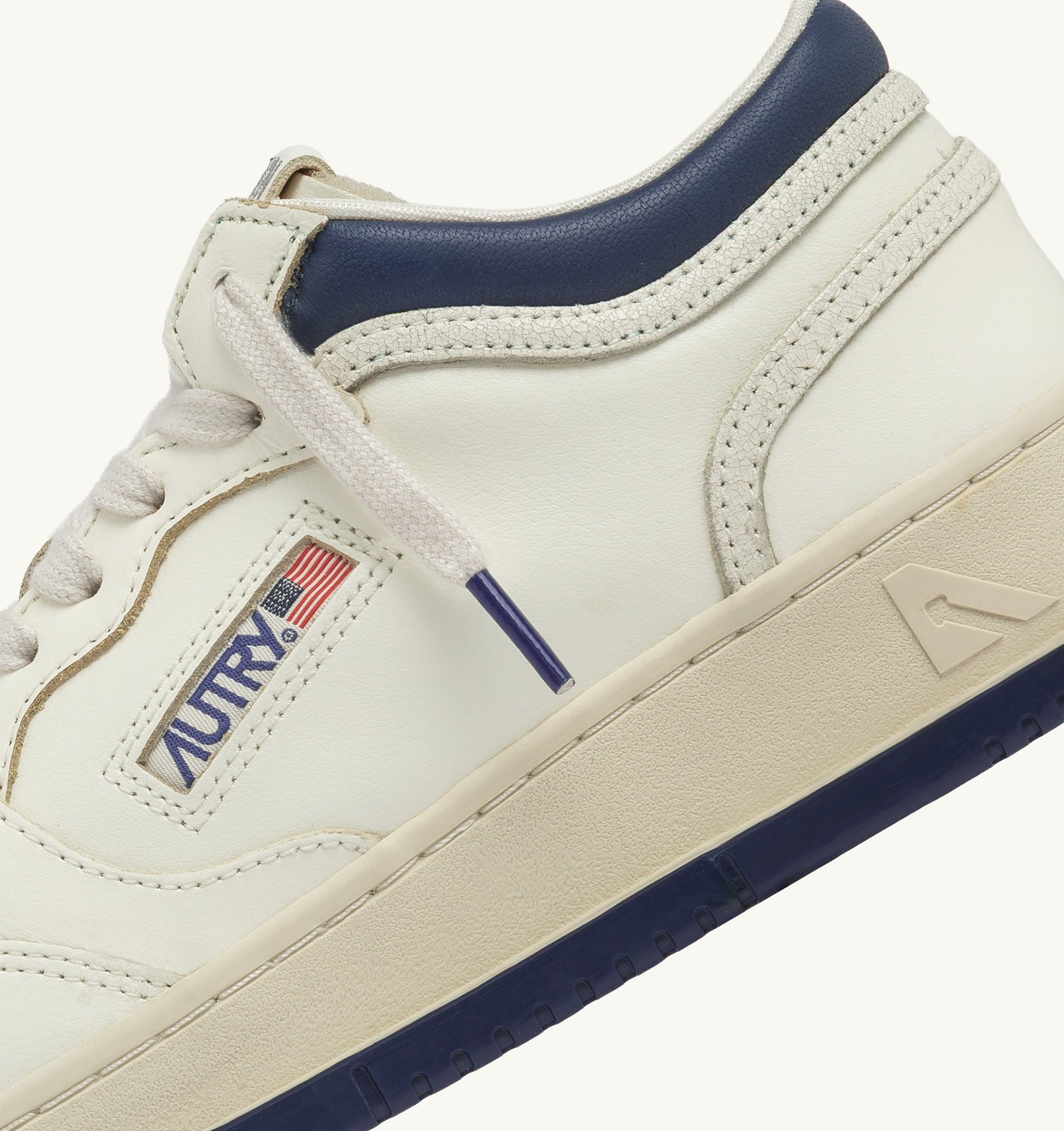 BASKETS MED-WAY EN CUIR COLORIS MARSHMALLOW ET ENSIGN BLUE