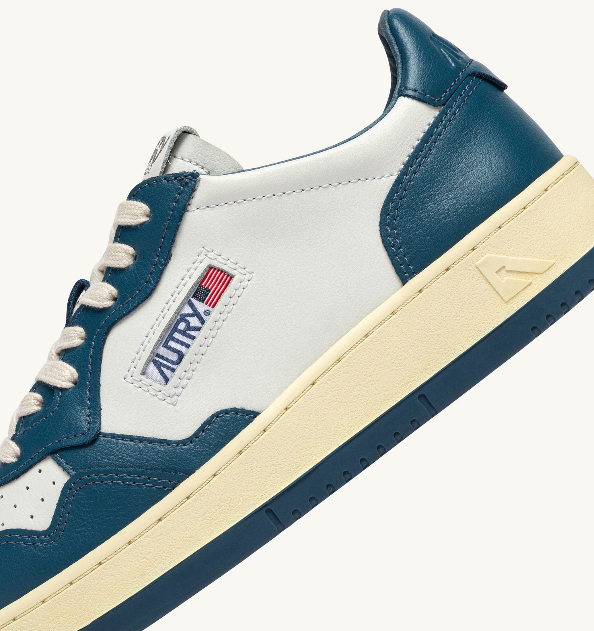 BASKETS MEDALIST LOW BICOLORE EN CUIR BLANC ET MALLARD BLUE