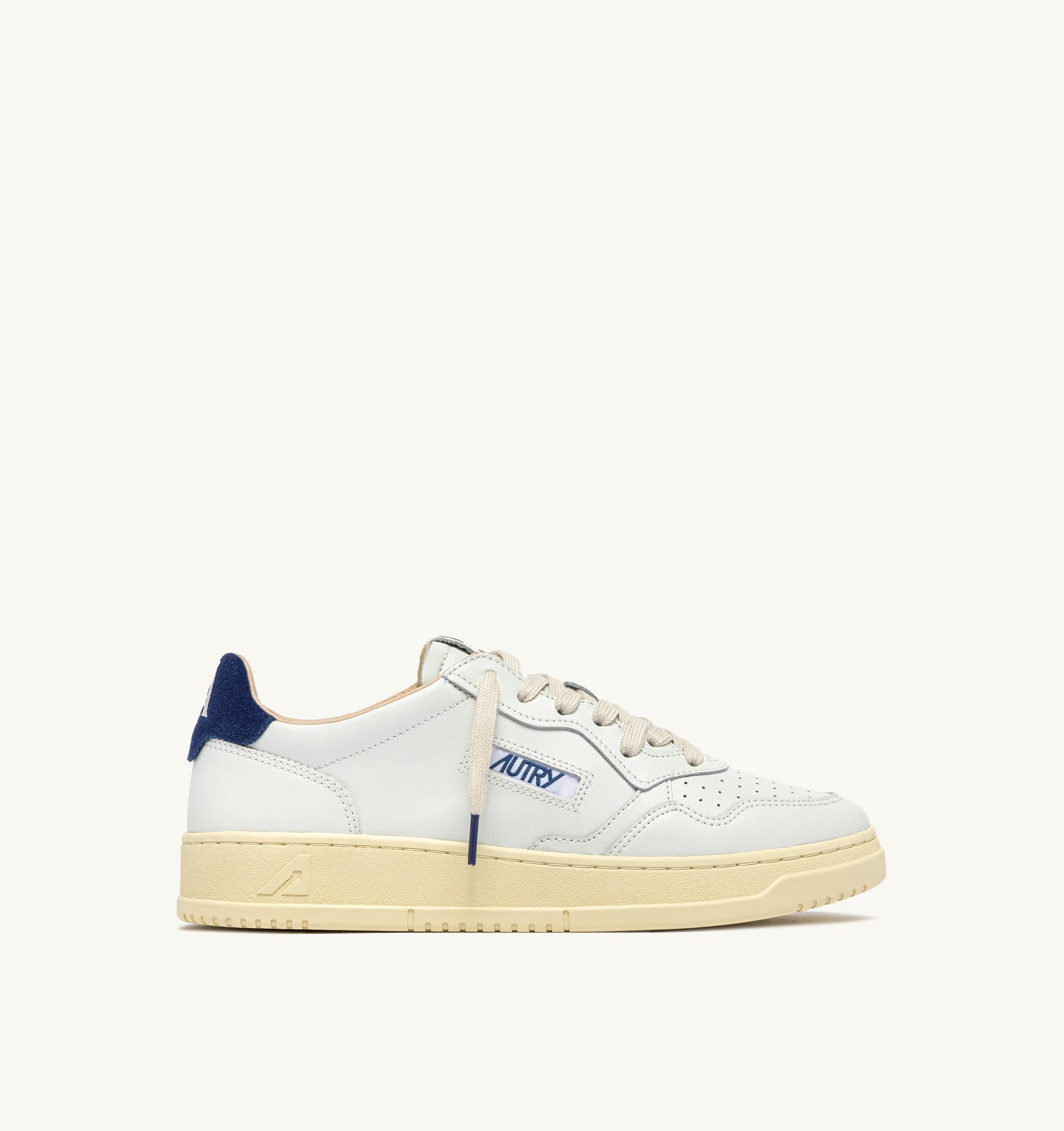 BASKETS MEDALIST LOW EN CUIR BLANC ET DAIM BLUE DEPTHS