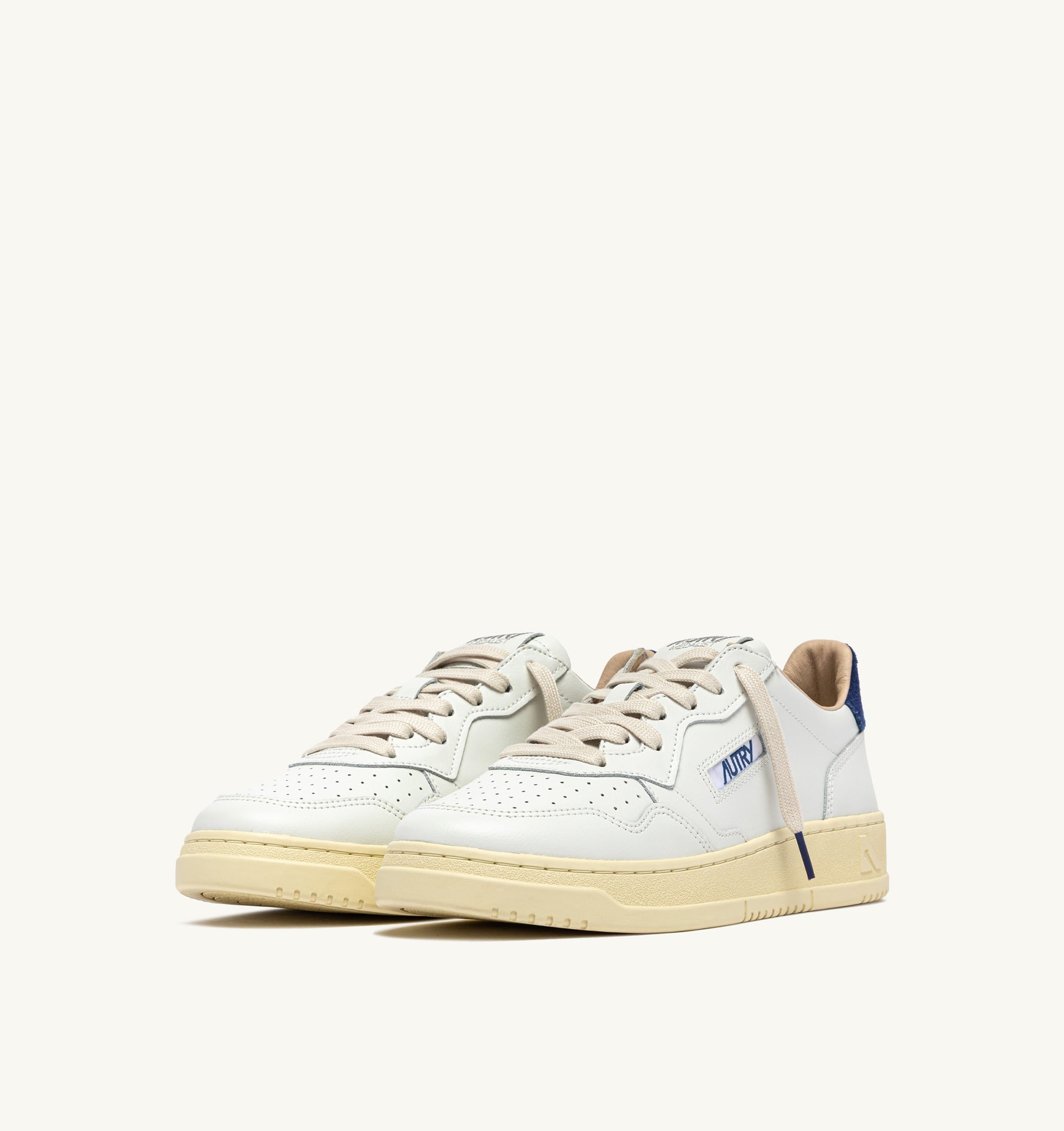 BASKETS MEDALIST LOW EN CUIR BLANC ET DAIM BLUE DEPTHS