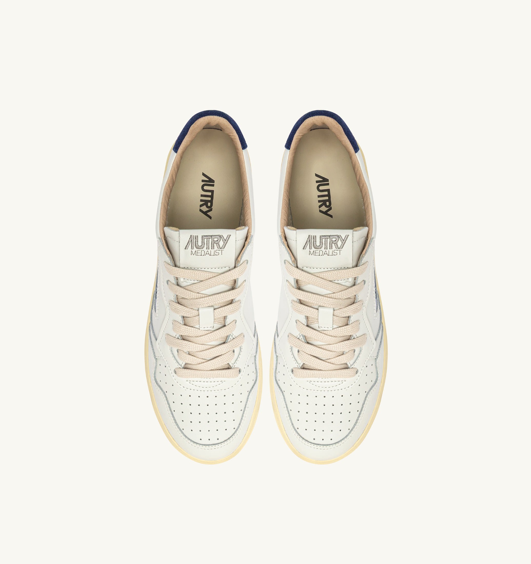 BASKETS MEDALIST LOW EN CUIR BLANC ET DAIM BLUE DEPTHS