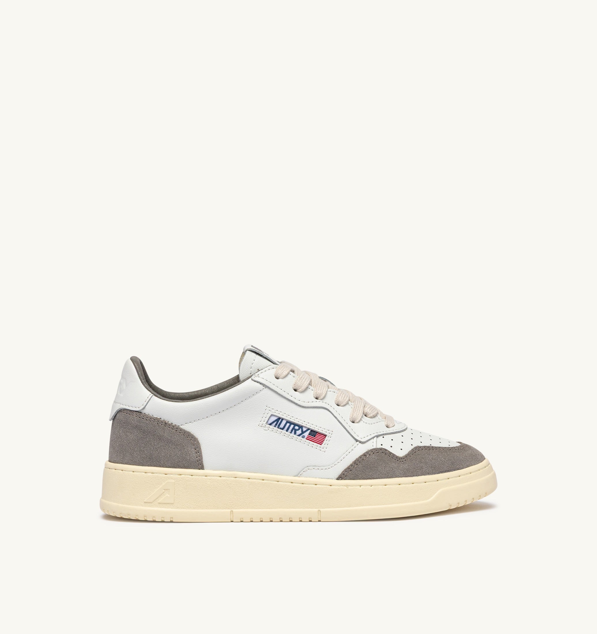 BASKETS MEDALIST LOW EN CUIR BLANC ET DAIM CIMENT