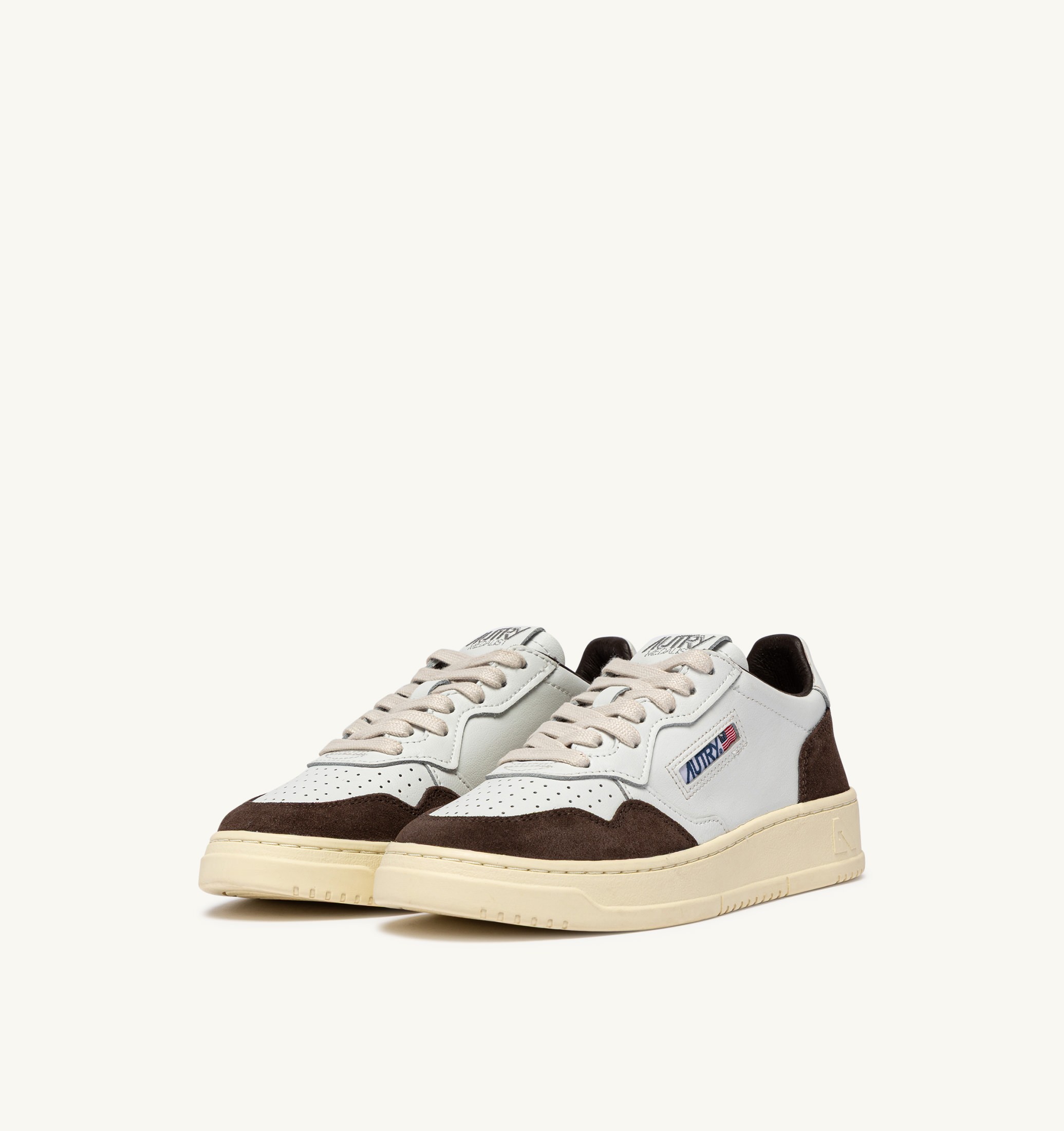 BASKETS MEDALIST LOW EN CUIR BLANC ET DAIM ACAJOU