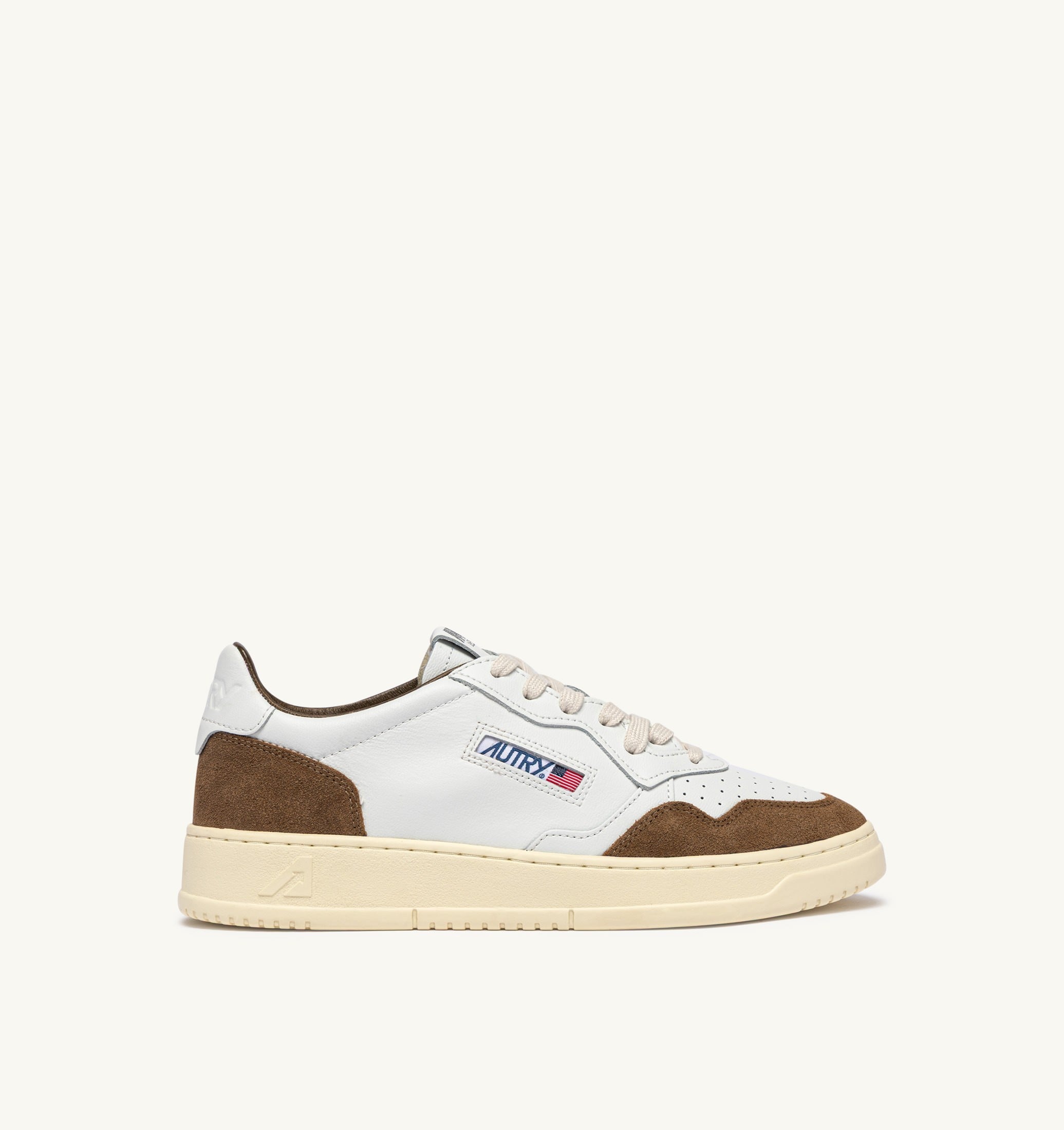 BASKETS MEDALIST LOW EN CUIR BLANC ET DAIM TABAC