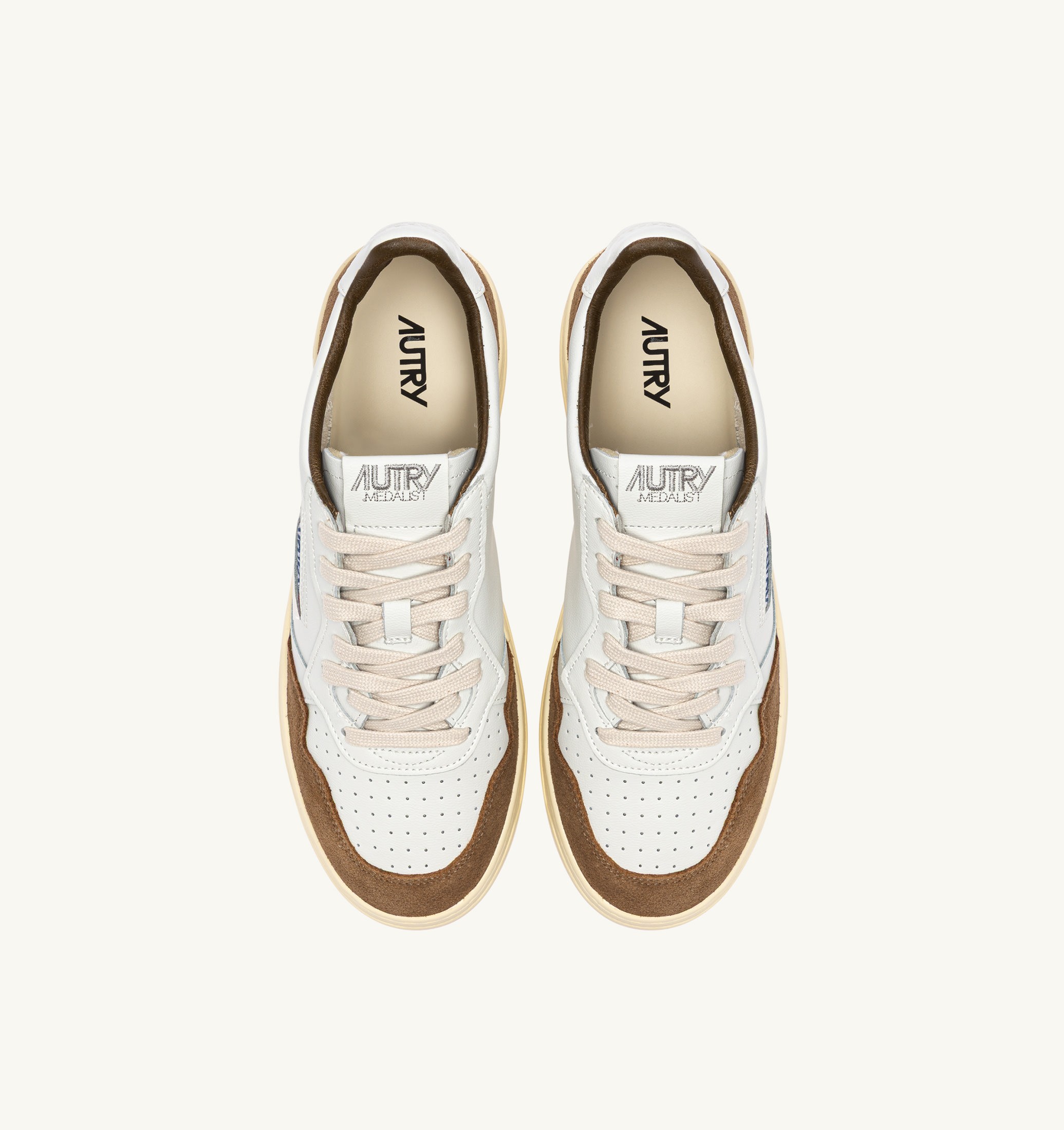 BASKETS MEDALIST LOW EN CUIR BLANC ET DAIM TABAC